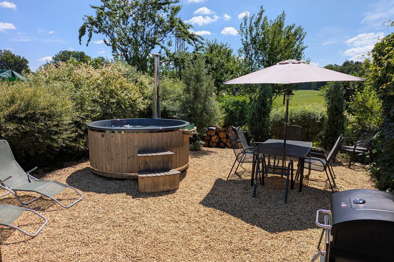 Zašívárna - venkovní koupací káď s posezením