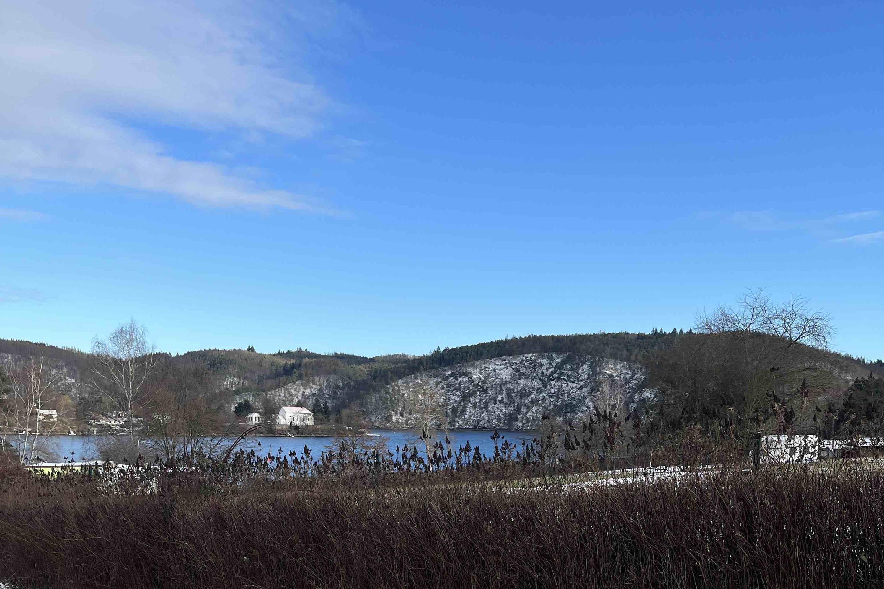 Krásné procházky zimní krajinou po okolí