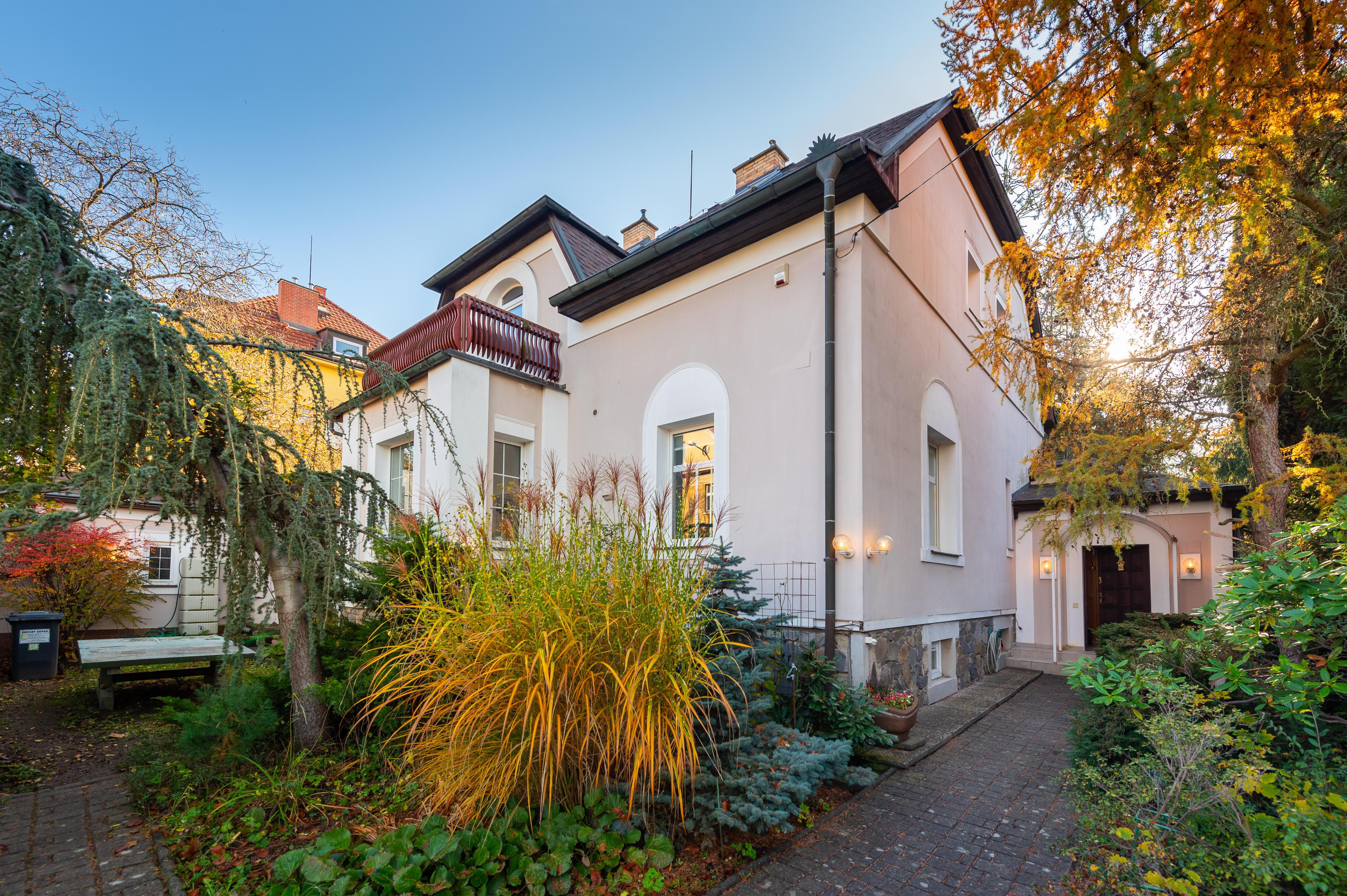 Prvorepubliková vila se 3 byty v pražské Krči