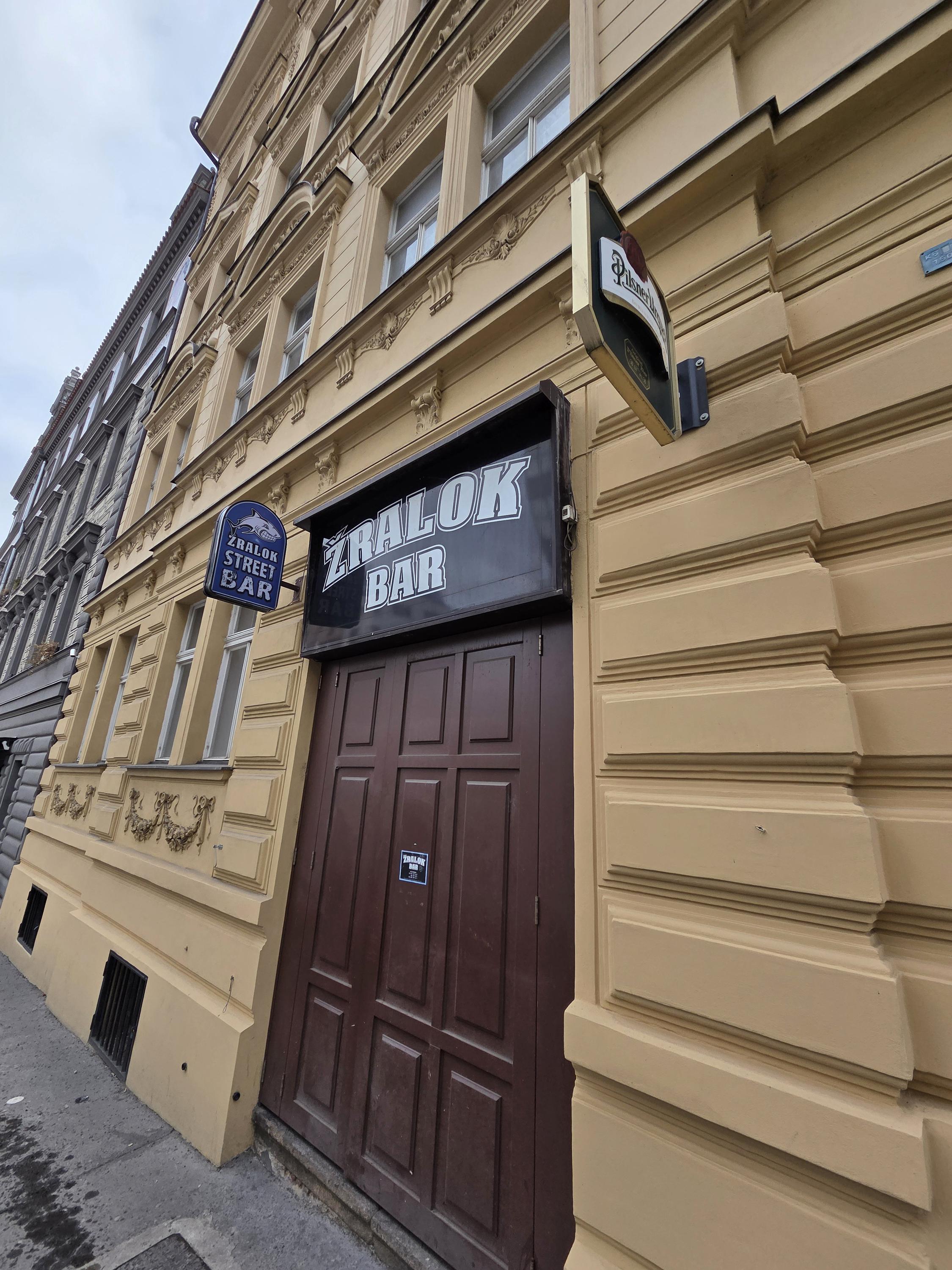 Žralok Street Bar foto 3