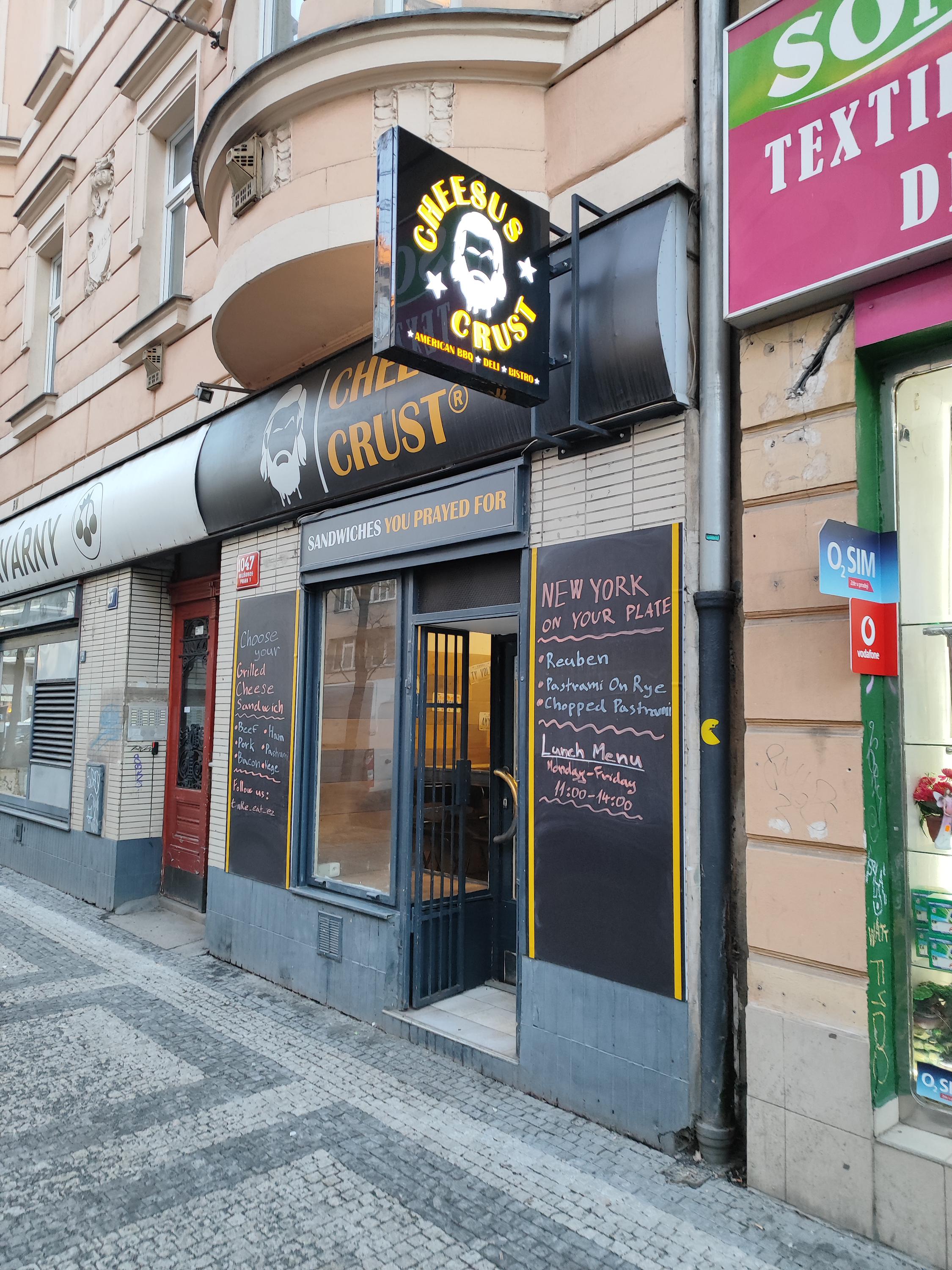 CHEESUS CRUST Grilled Cheese, Pastrami & BBQ foto 3