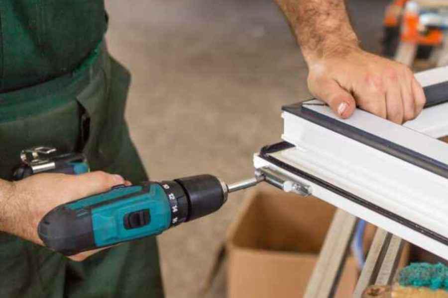 Oprava kování oken a dveří