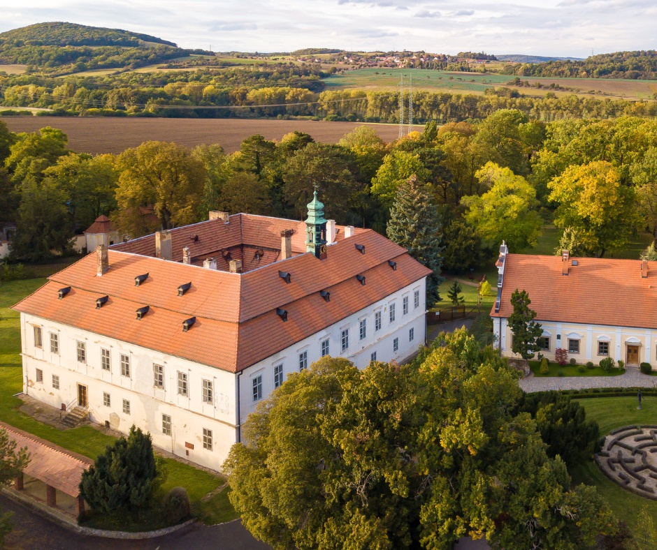 Zámek Liteň, z.s. foto 1