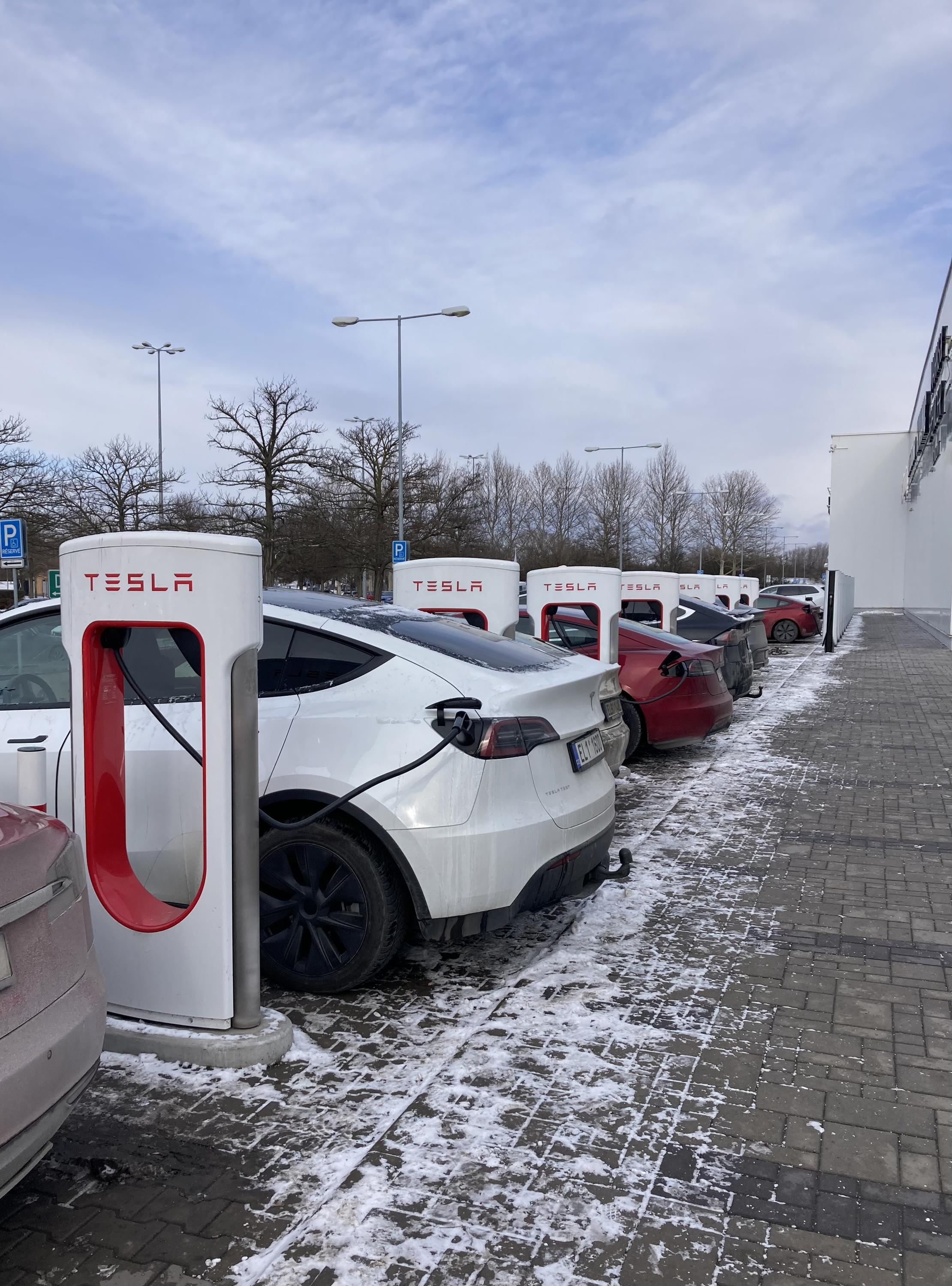 Nabíjecí stanice Tesla supercharger foto 3