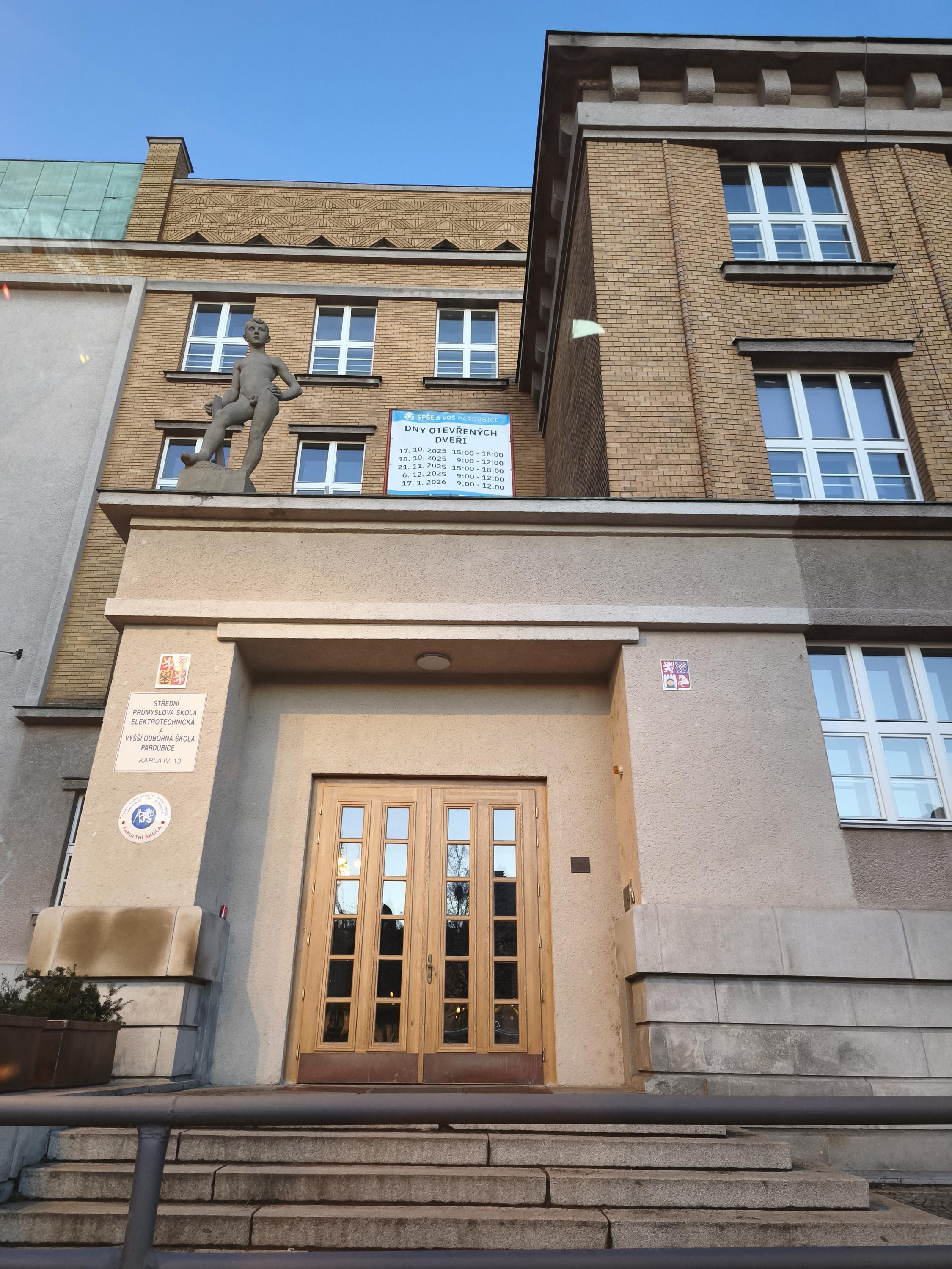 Střední průmyslová škola elektrotechnická a Vyšší odborná škola Pardubice foto 2