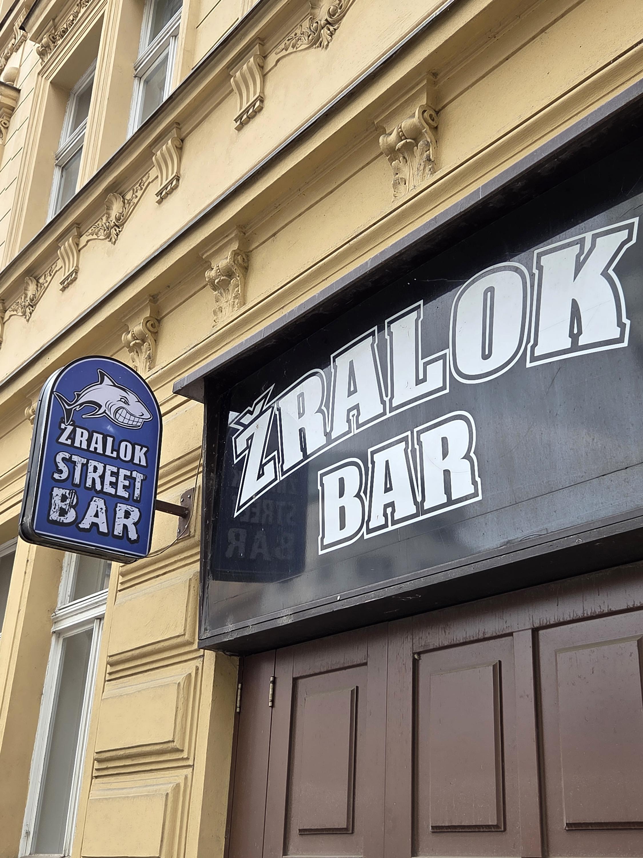 Žralok Street Bar foto 2