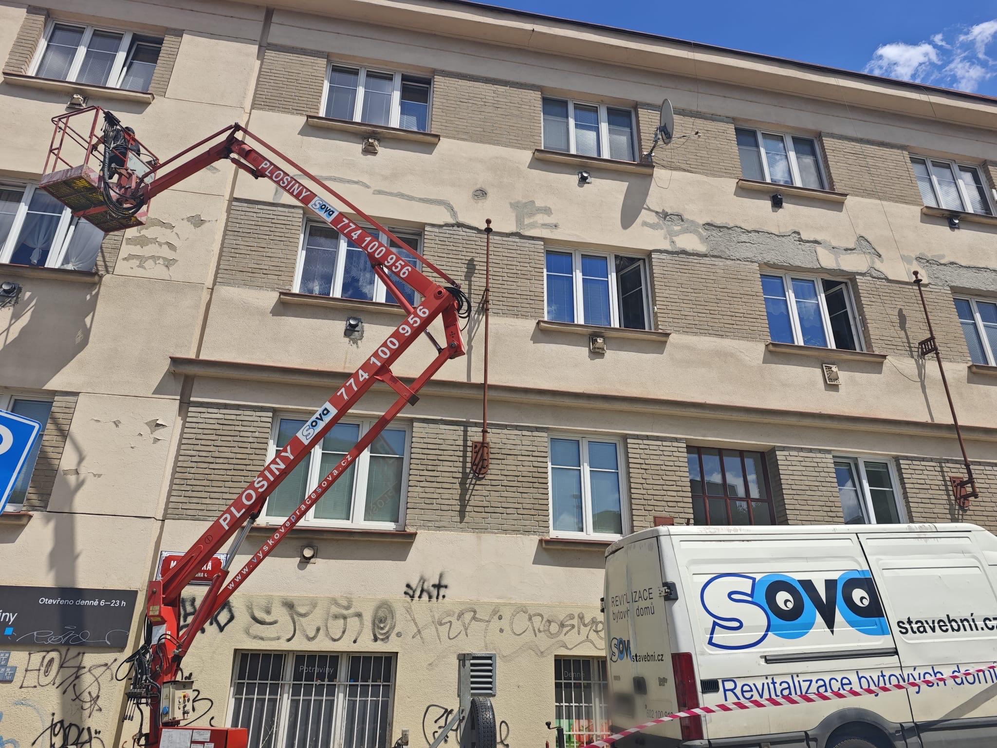 Výškové práce Sova - bezpečnostní zajištění padajících omítek a říms foto 2