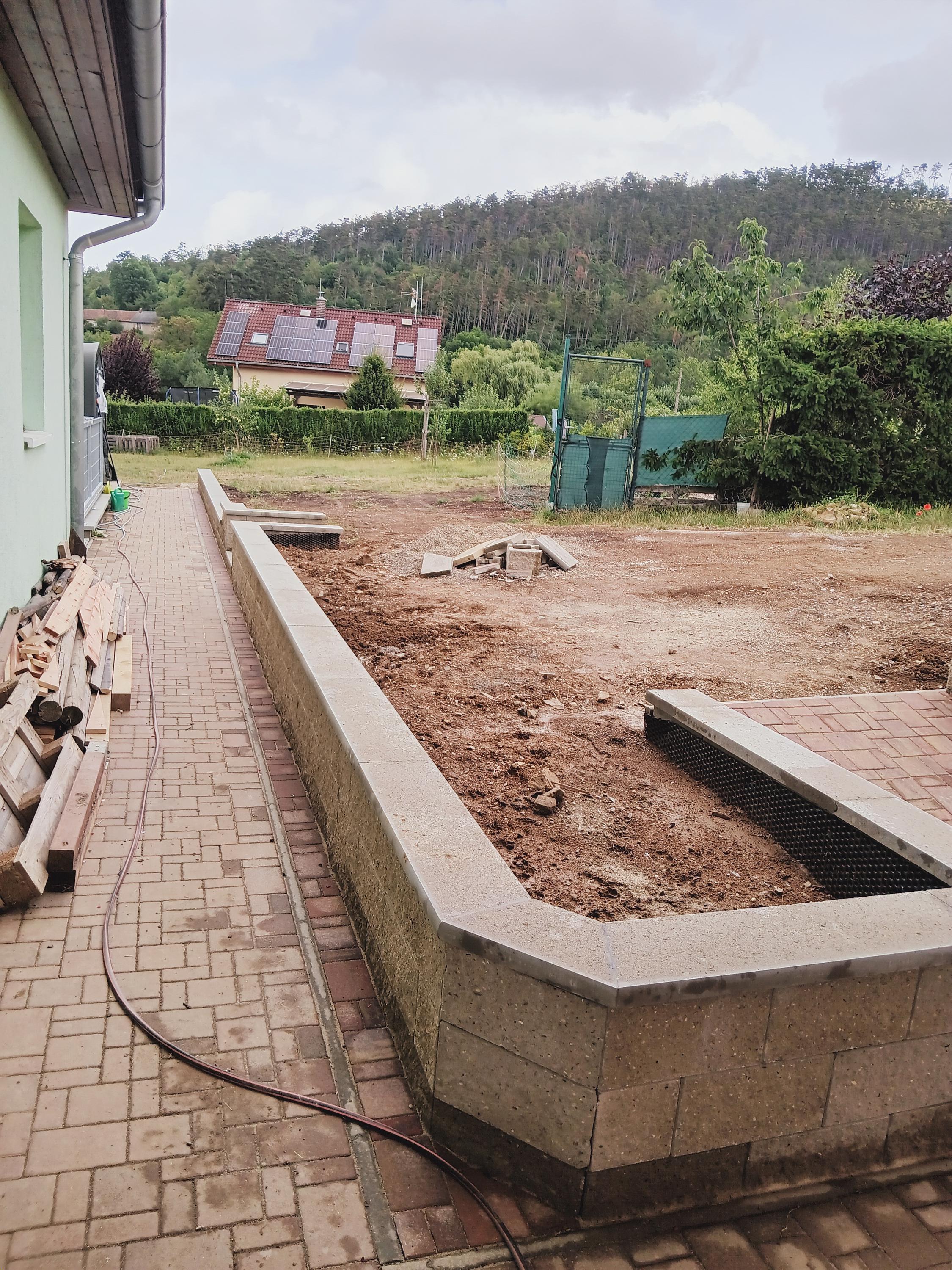 Kepr a Landovský Pokládka zámkové dlažby foto 1