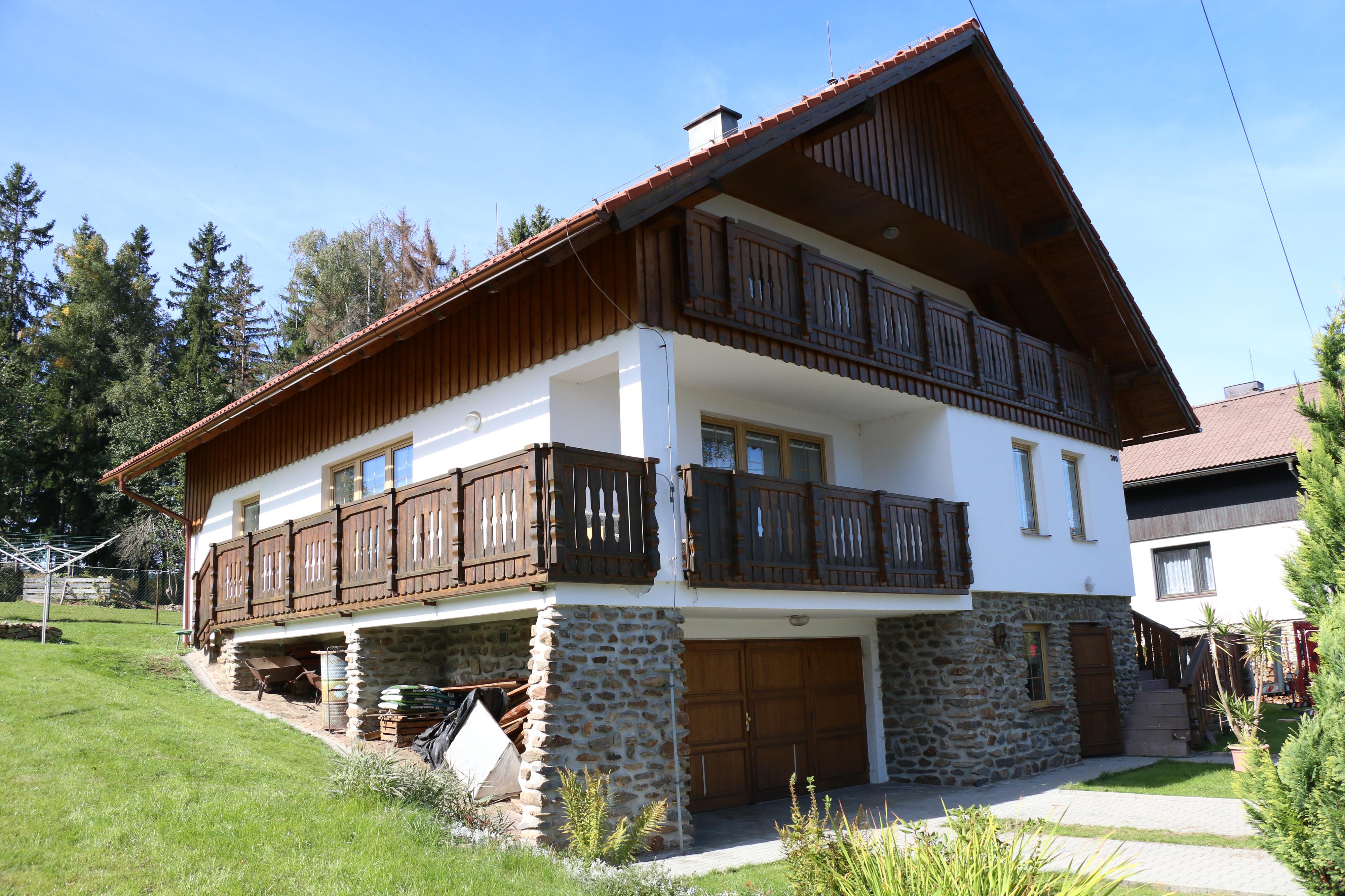 Nátěry dřevěných fasád z lešení i z plošiny