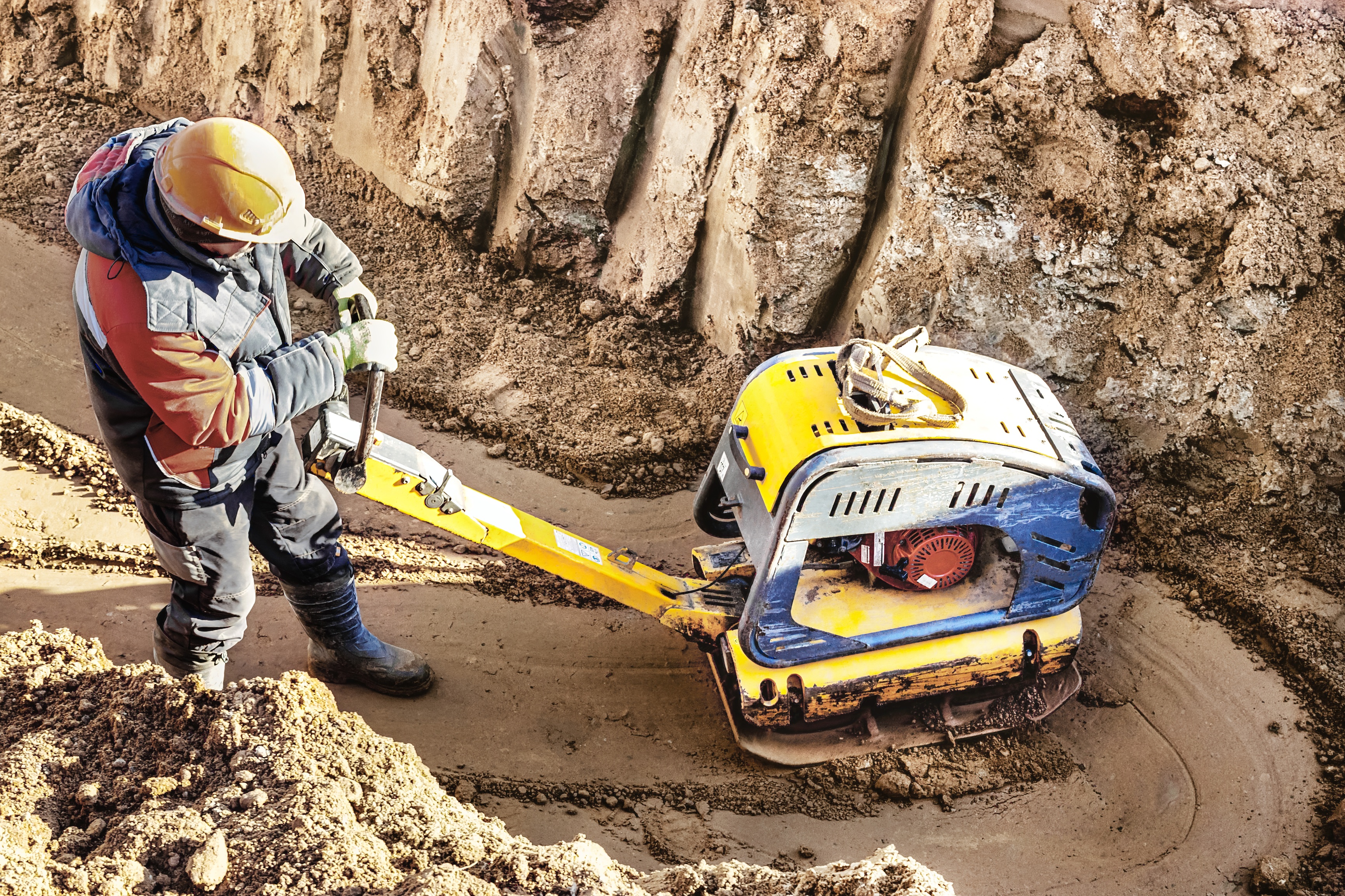 Pronájem reverzní vibrační desky o hmotnosti 500kg