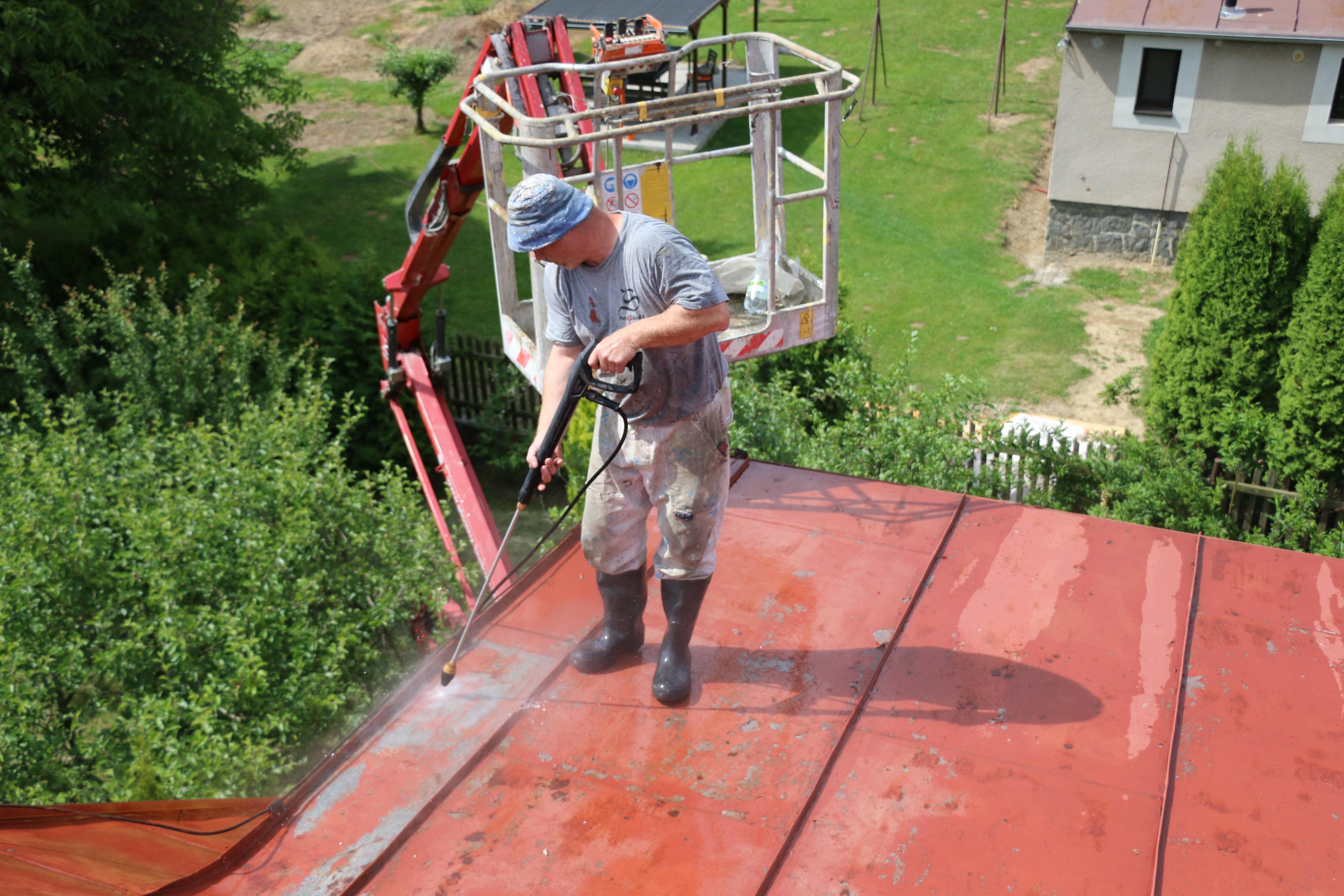 Nabízíme mytí střech rotační tryskou