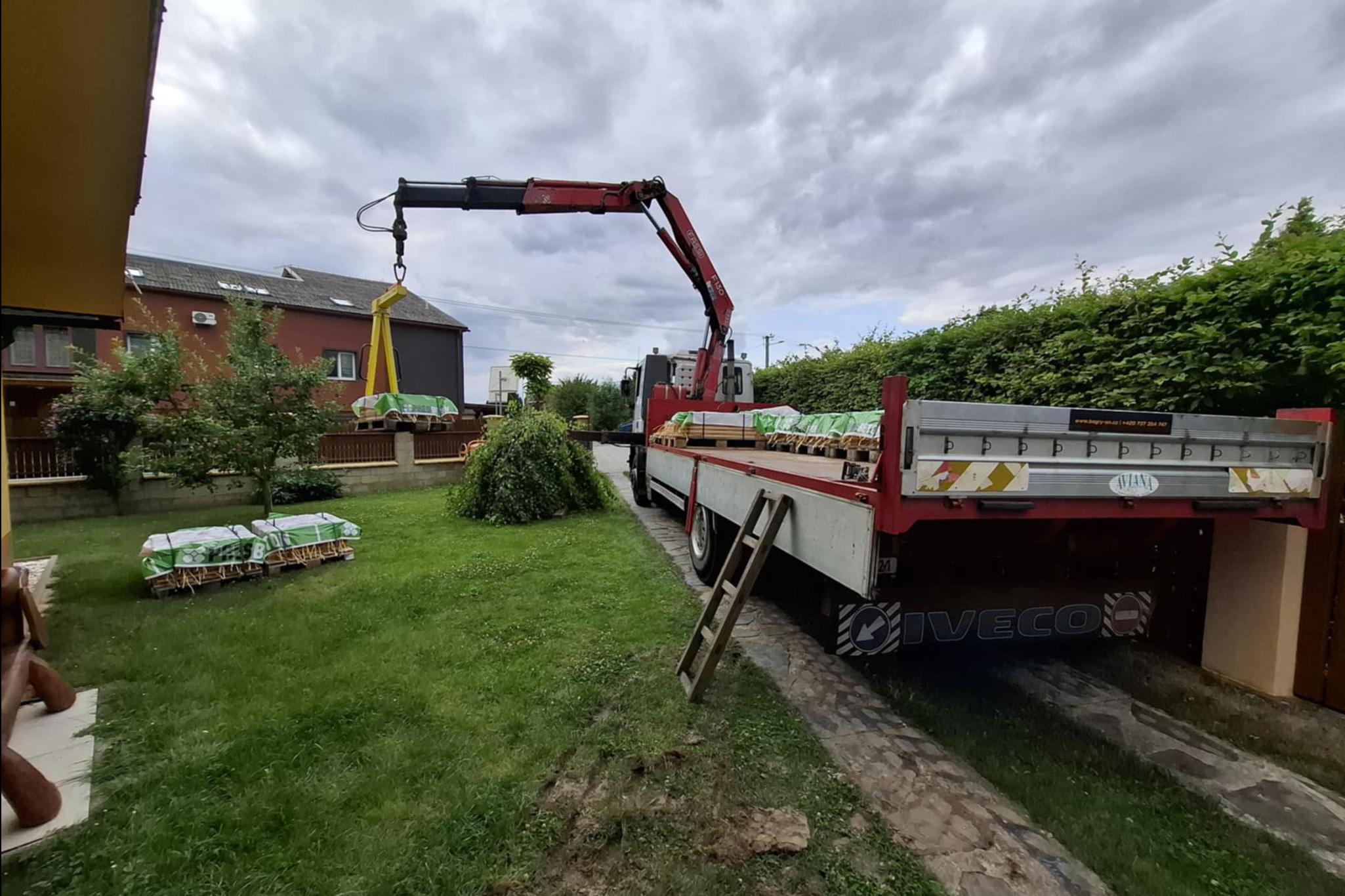 Auto s hydraulickou rukou