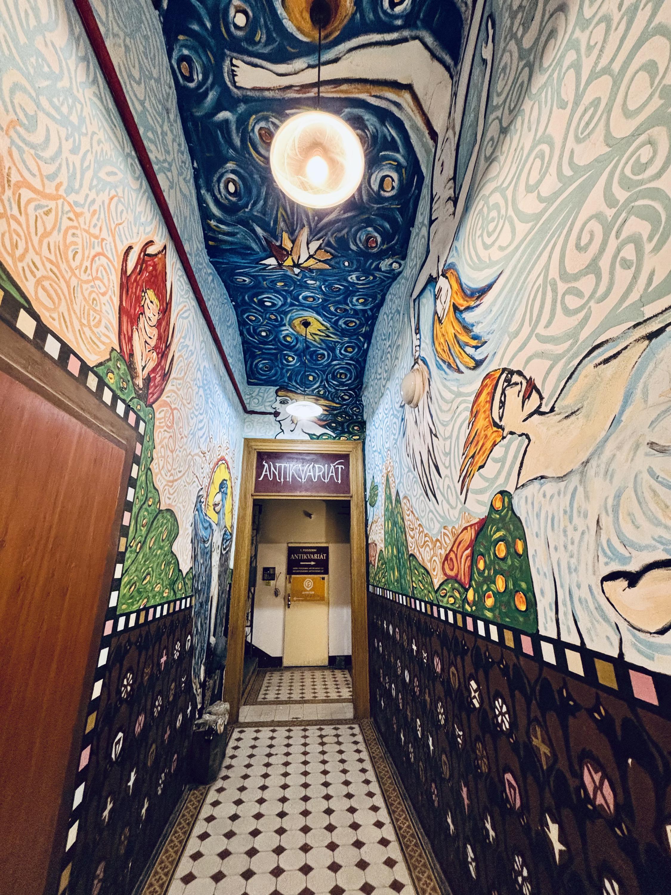 1. Podzemní antikvariát foto 6