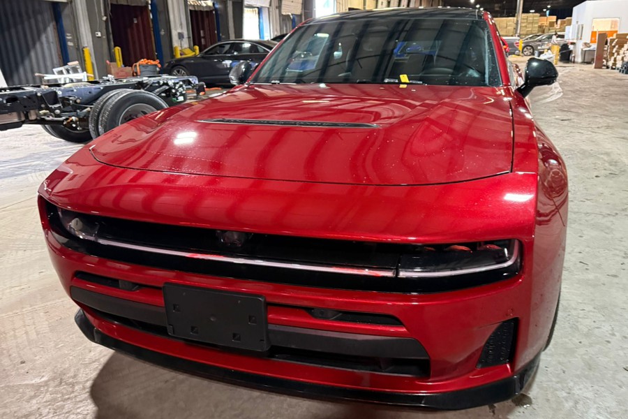 A je to tady - zcela nový Dodge Charger na cestě