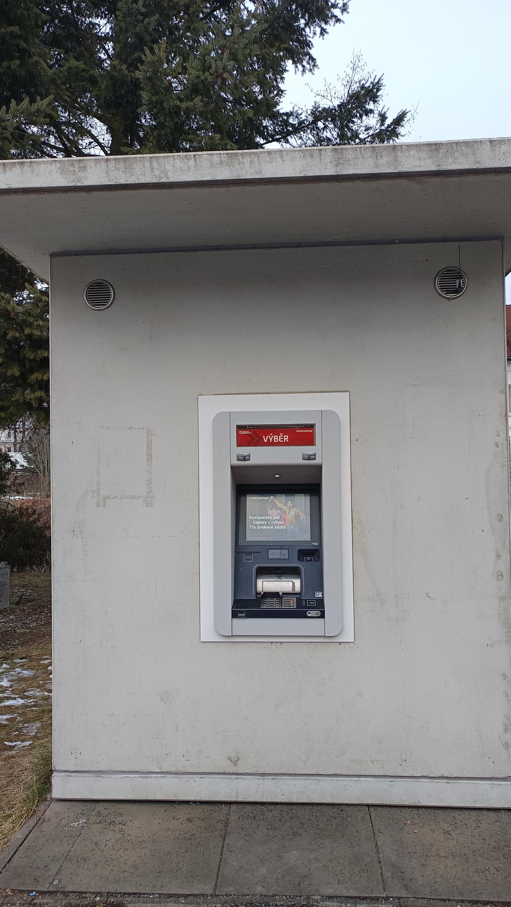 Bankomat UniCredit Bank Czech Republic foto 2