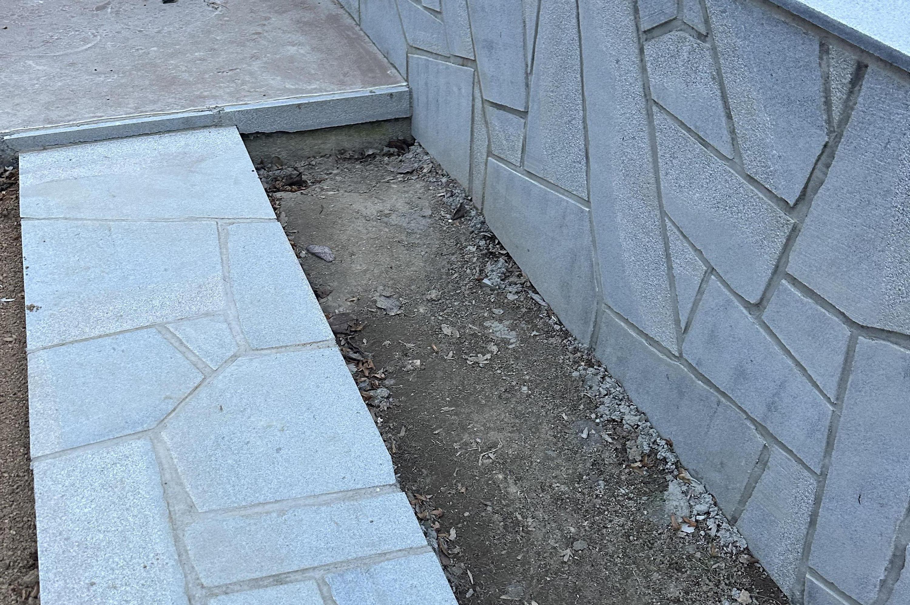 Obklad opěrné zdi a chodníku