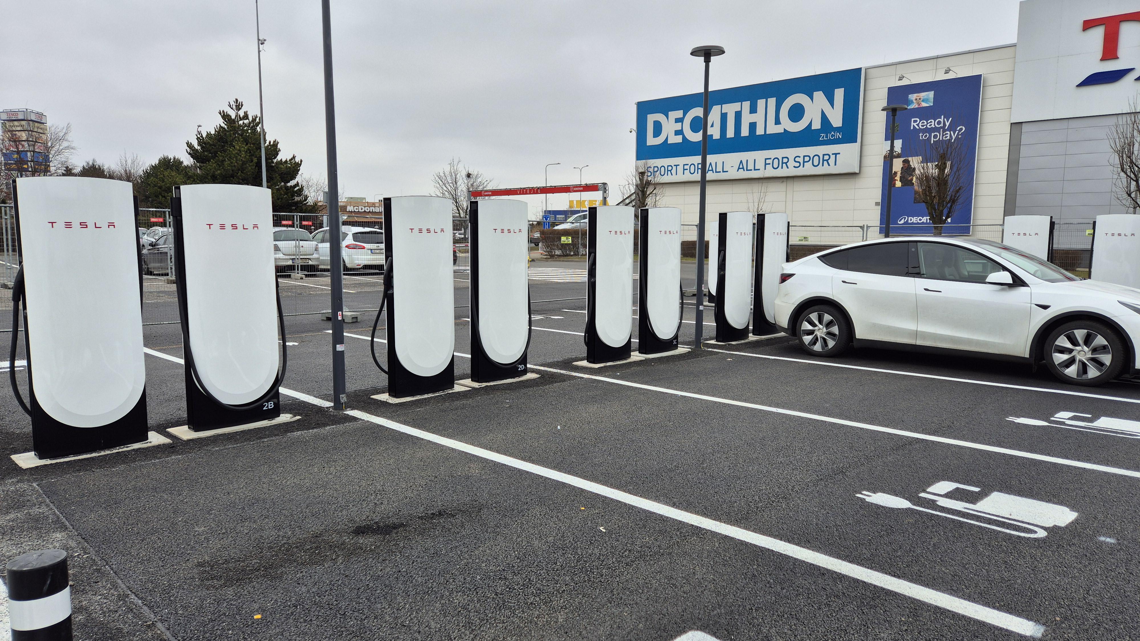 Nabíjecí stanice Tesla supercharger foto 2