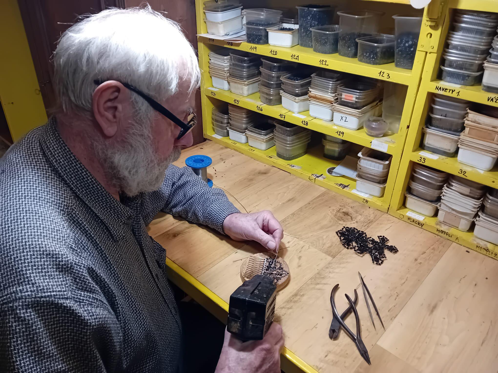 Černá bižuterie - Stanislav Jiroš