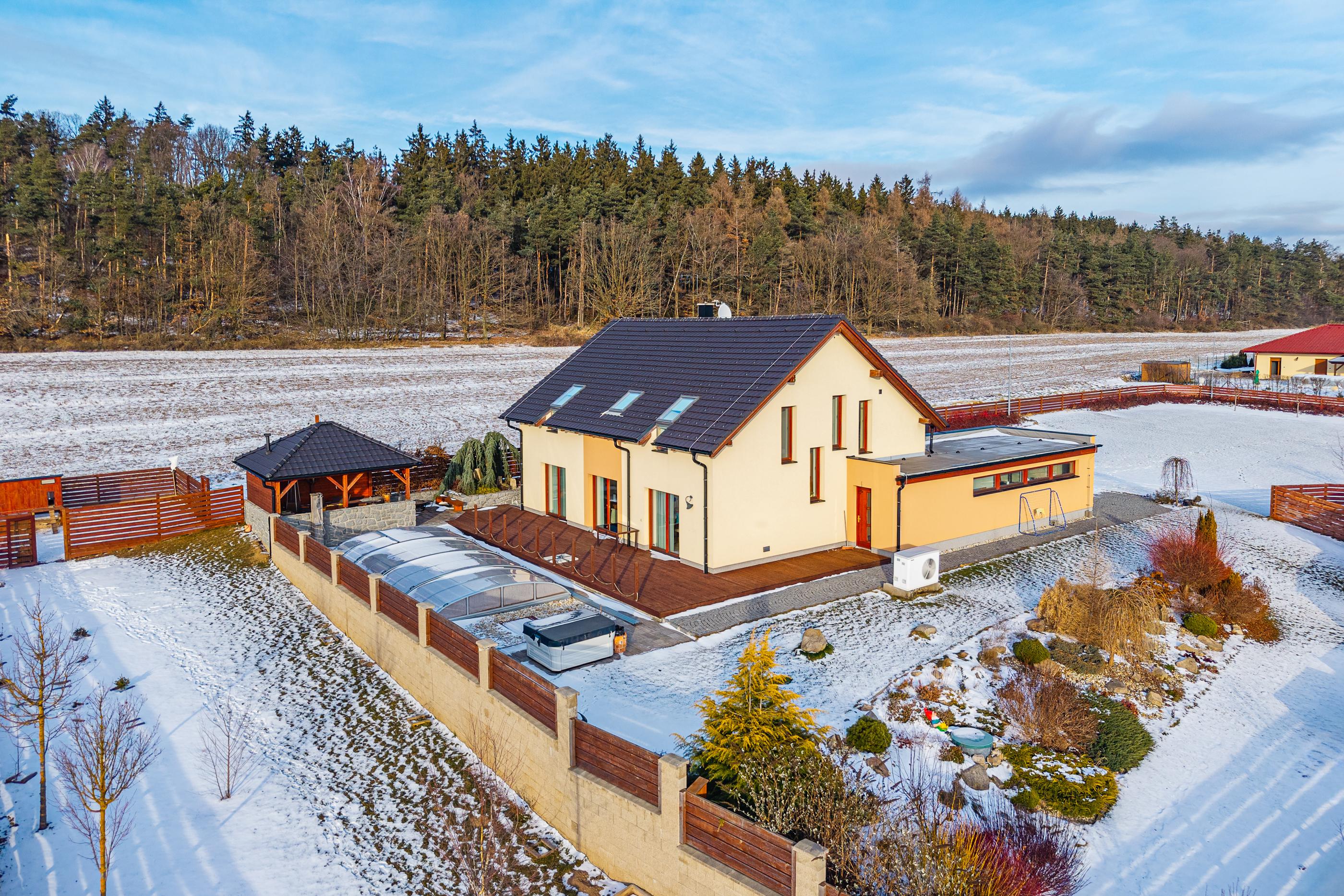 Rodinný dům 5+kk s garáží, bazén a letní kuchyní