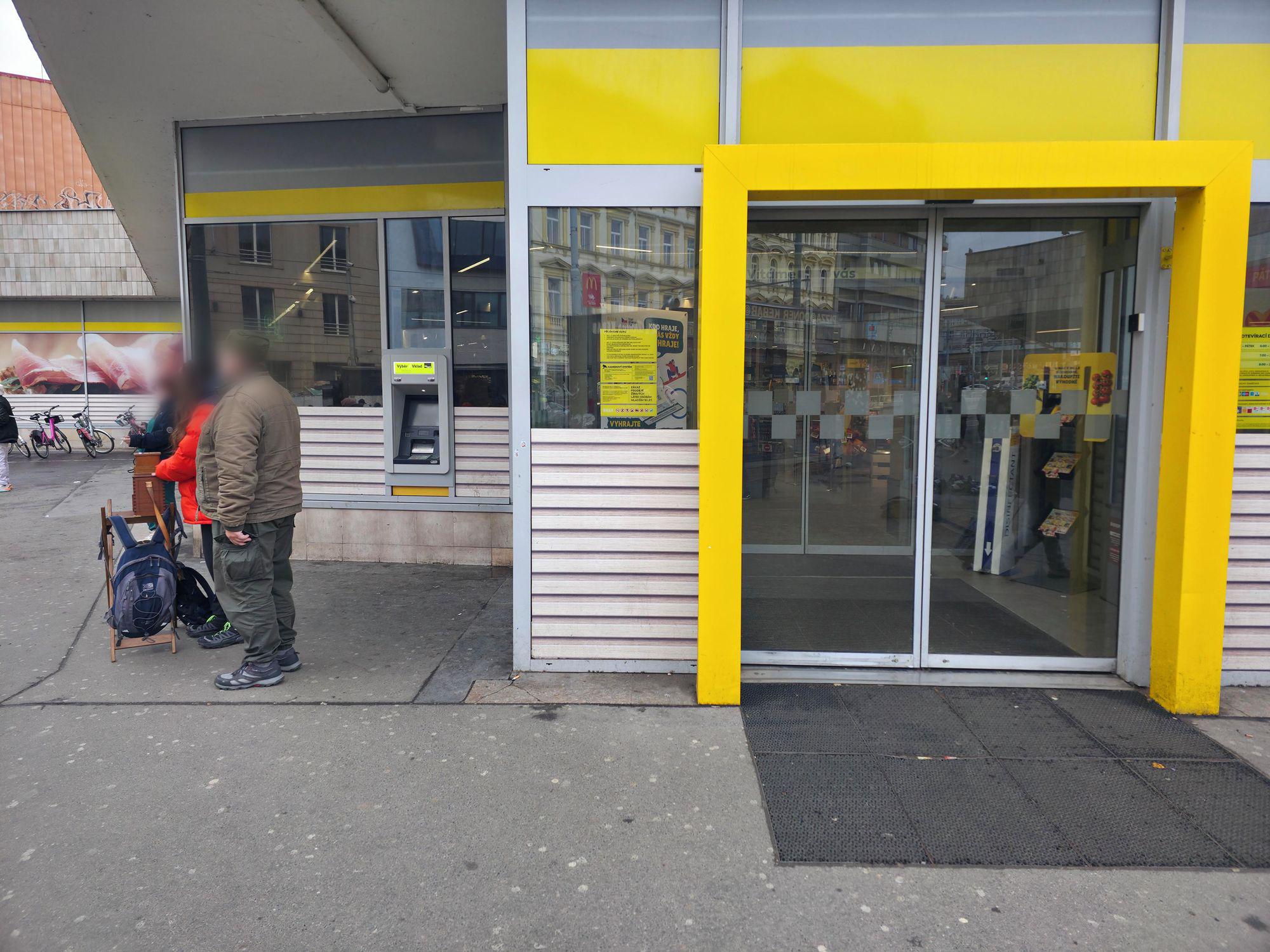 Raiffeisenbank - bankomat foto 1