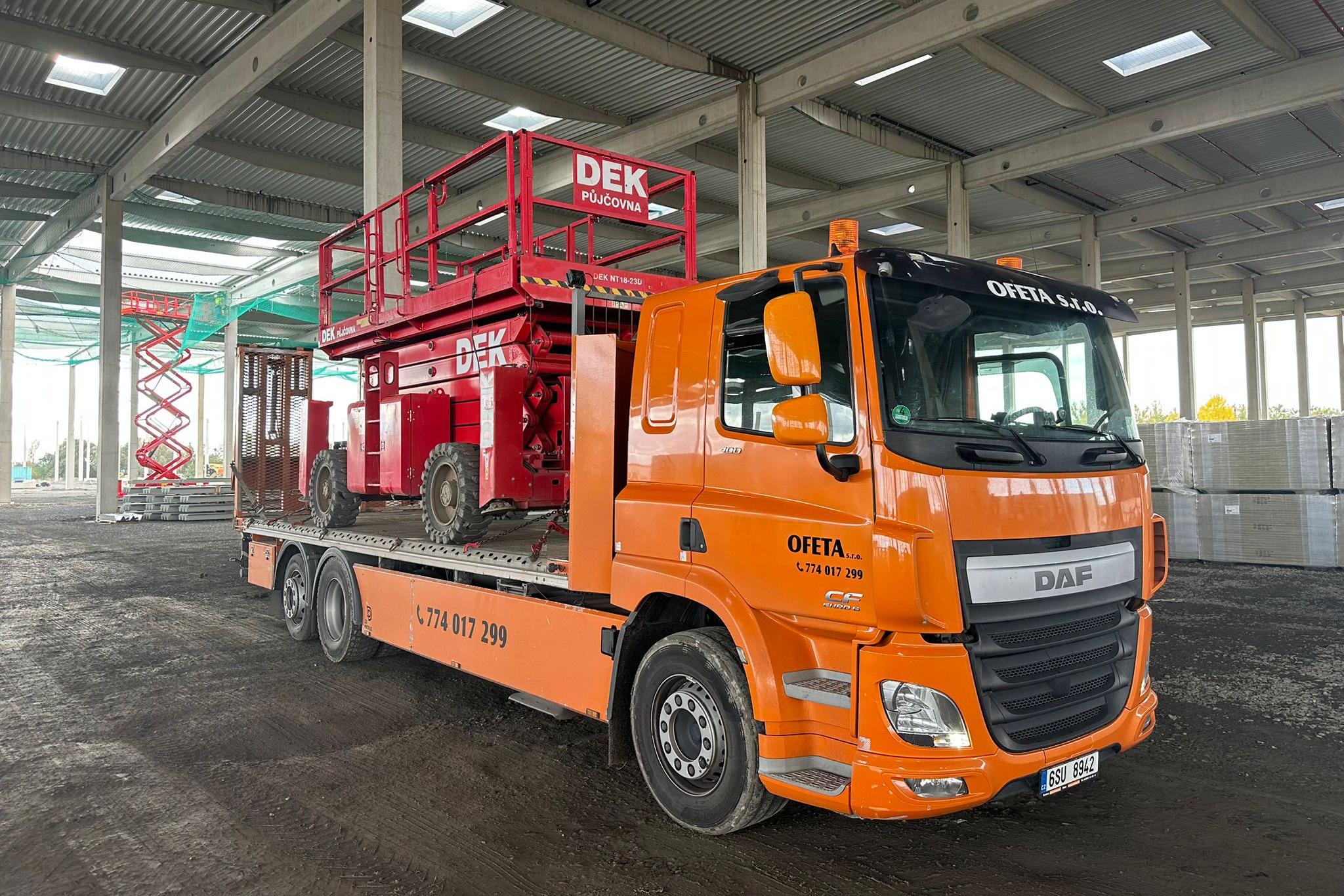 Přeprava nůžkové plošiny