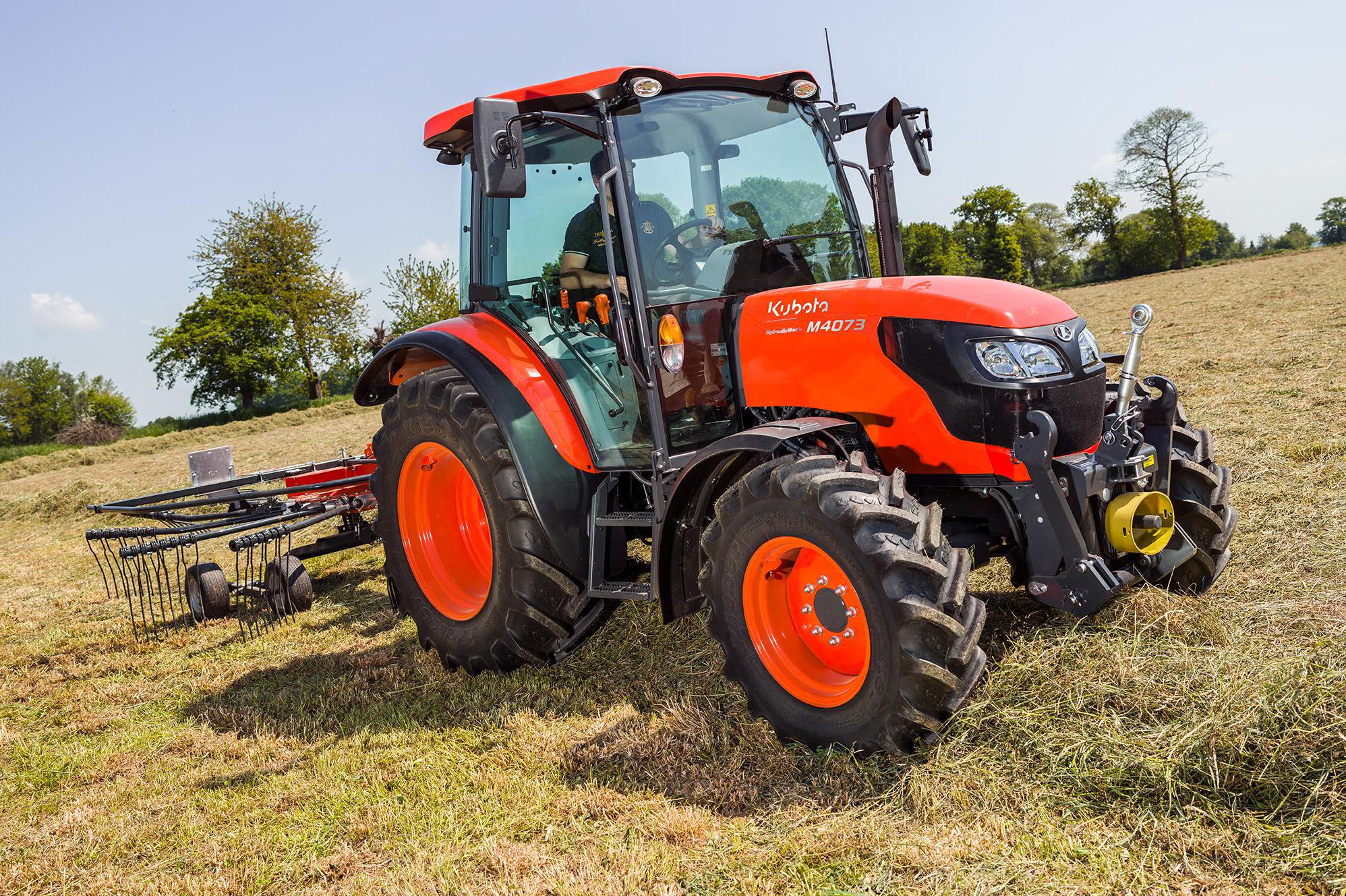 Kubota M4073 - kompaktní a všestranný pomocník