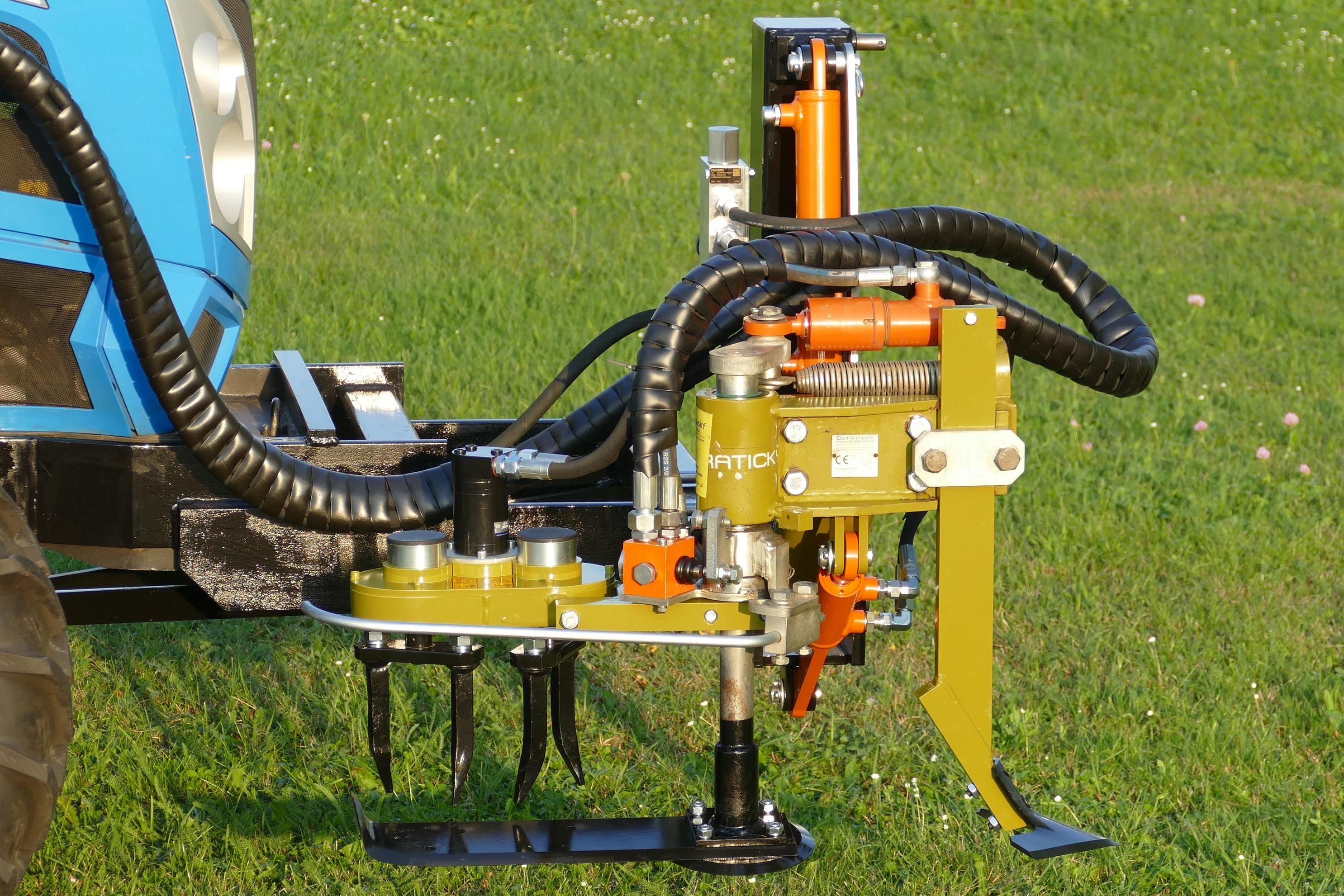 Výkyvné sekce pro okopávání ve vinicích a sadech