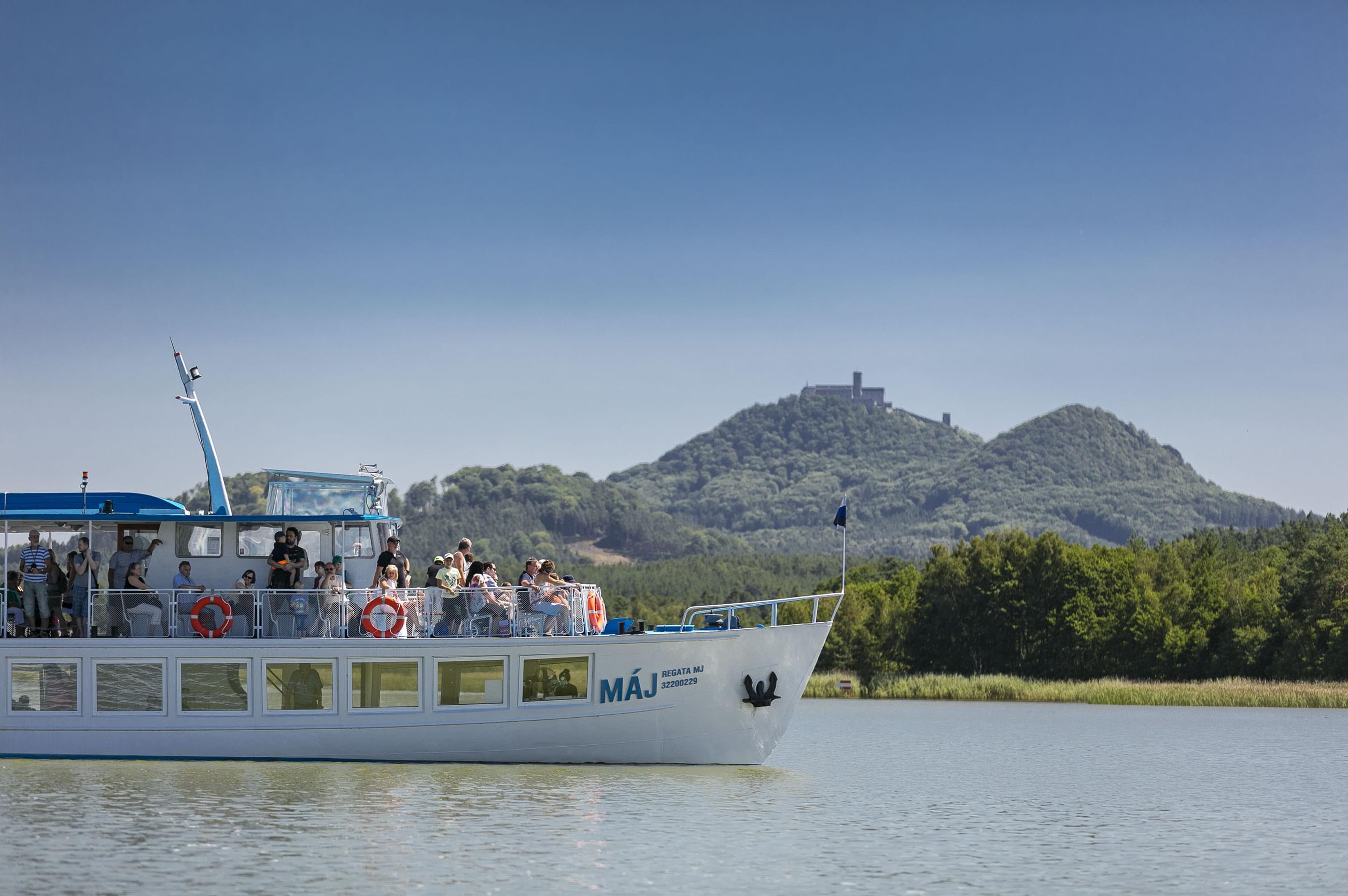 Lodní doprava na Máchově jezeře