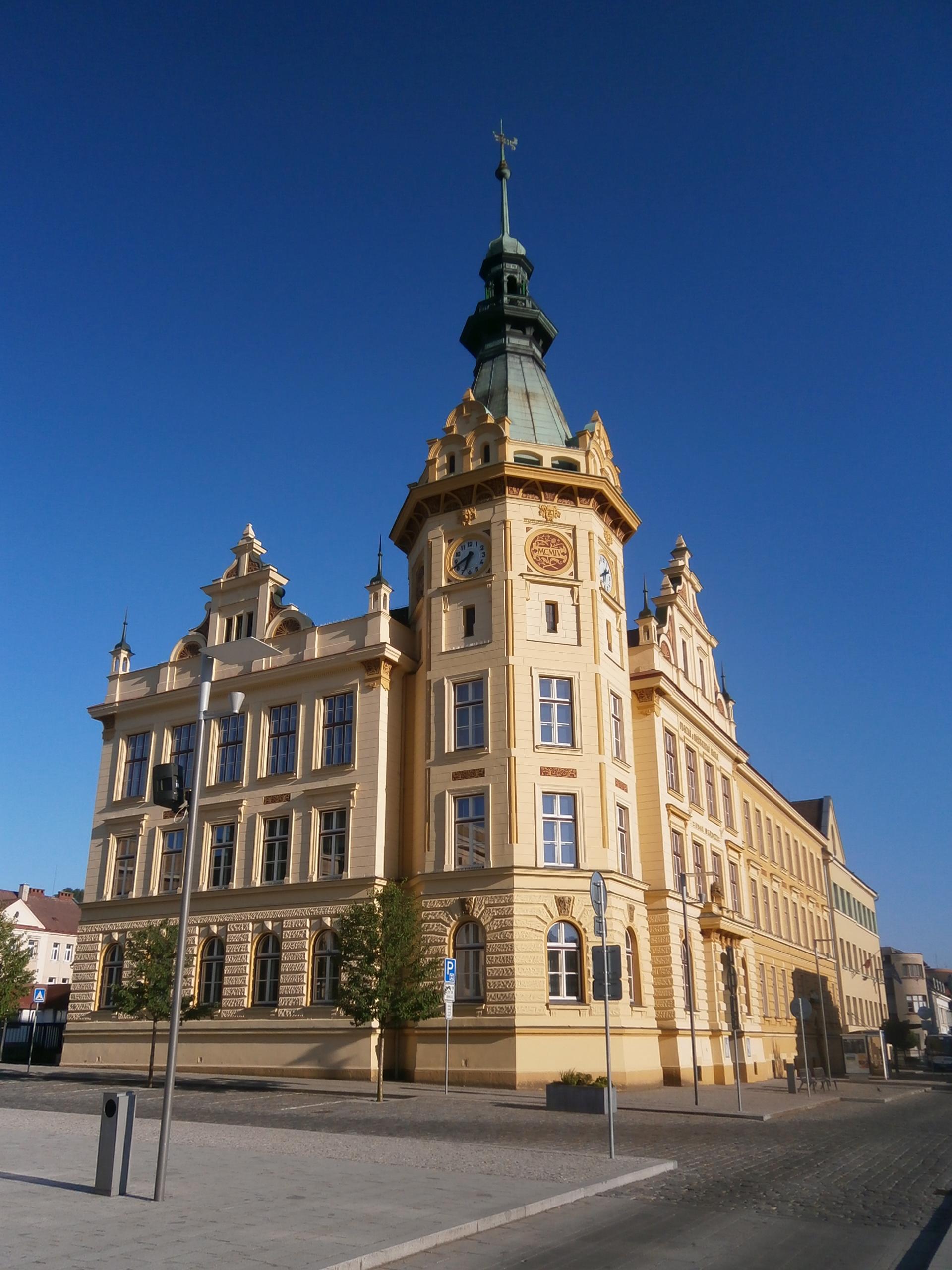 ZŠ a MŠ Hronov, nám. Čs. armády foto 2