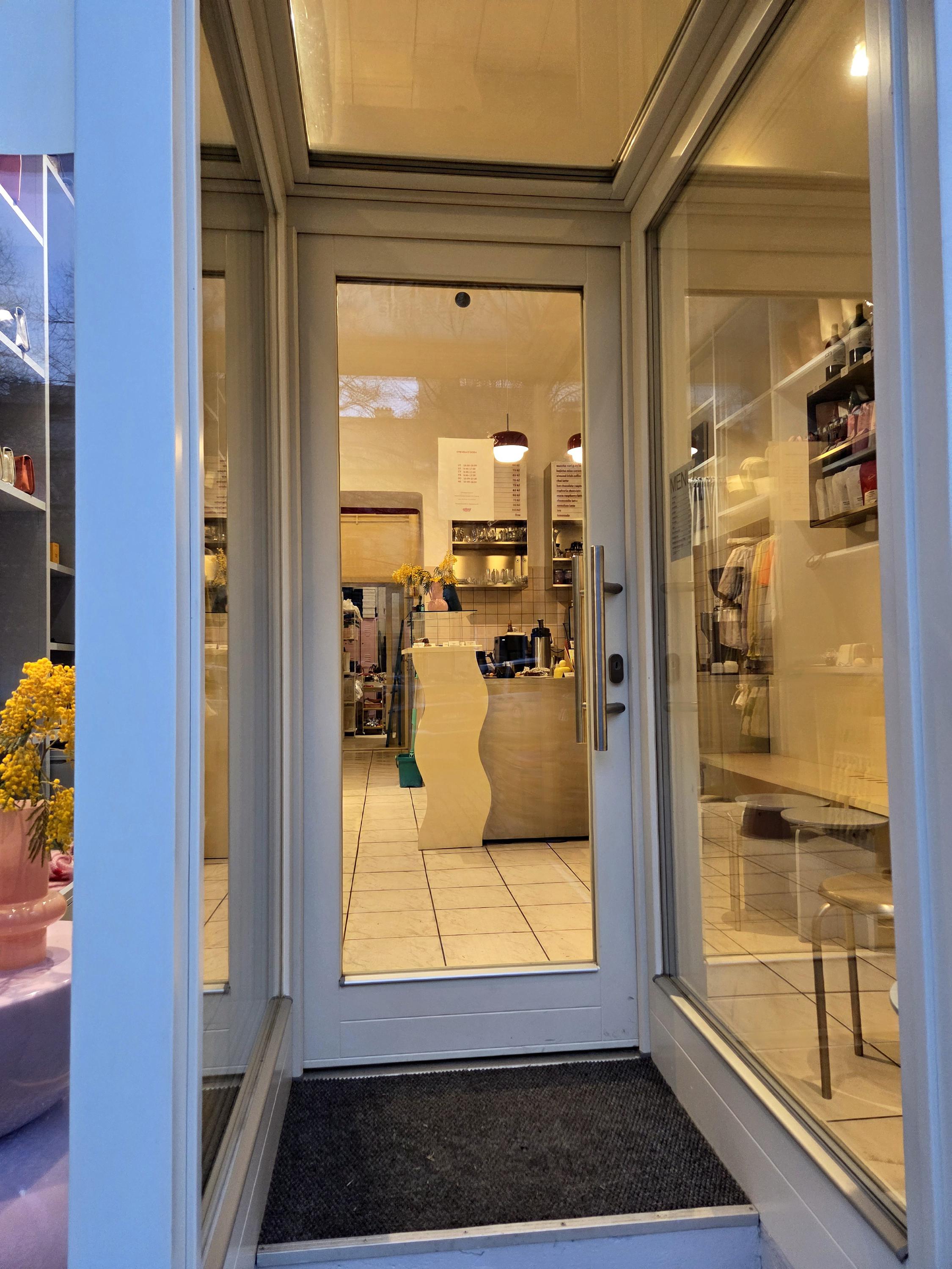 Ademi shop & café foto 1