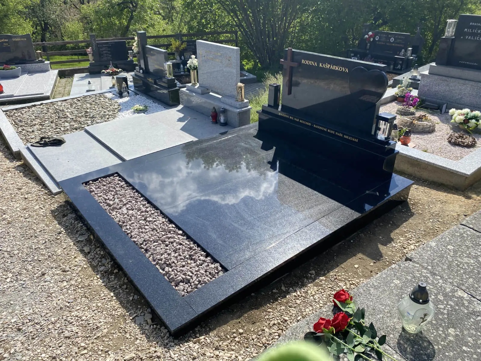 Návrh a výroba jedno a dvojhroby na míru