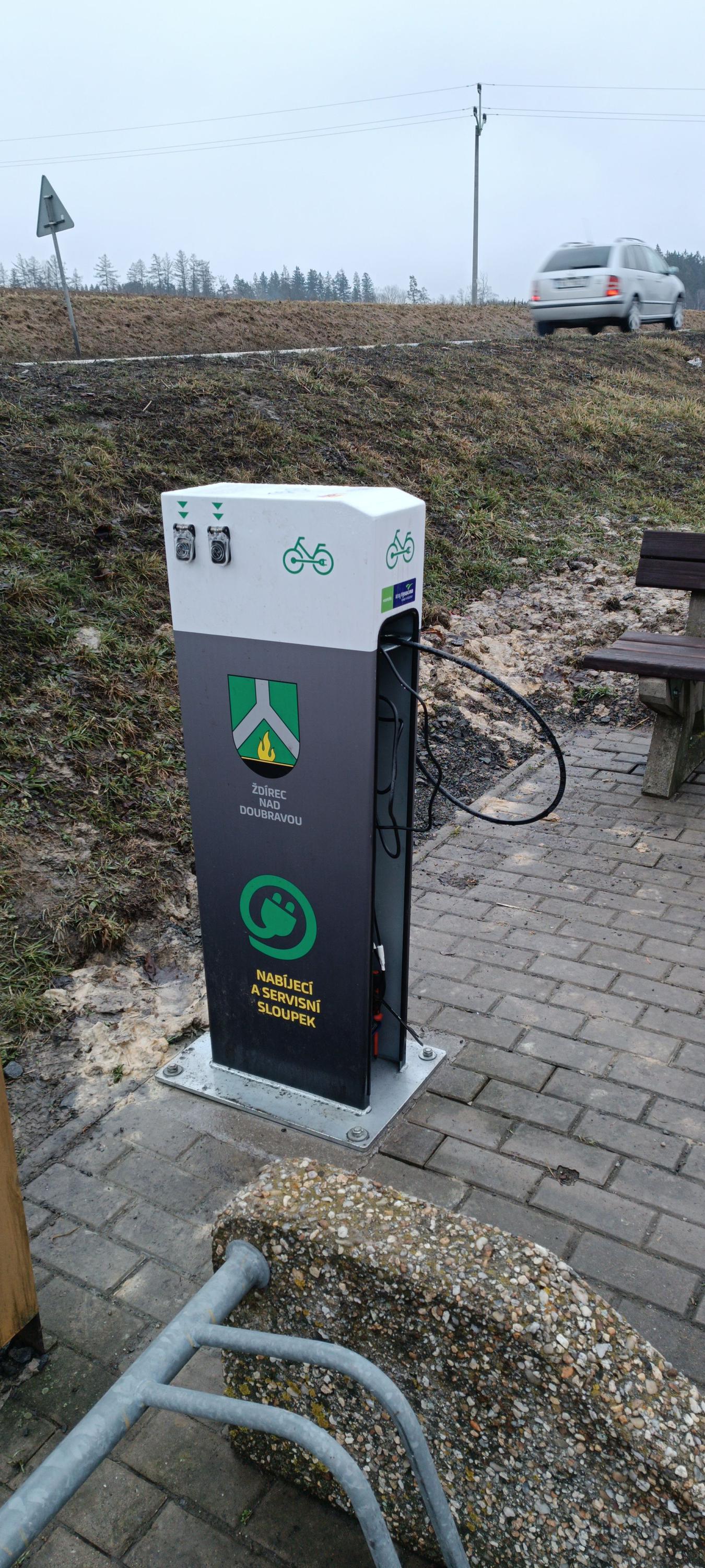 Nabíjecí stanice pro elektrokola a servisní stojan na mobily foto 4