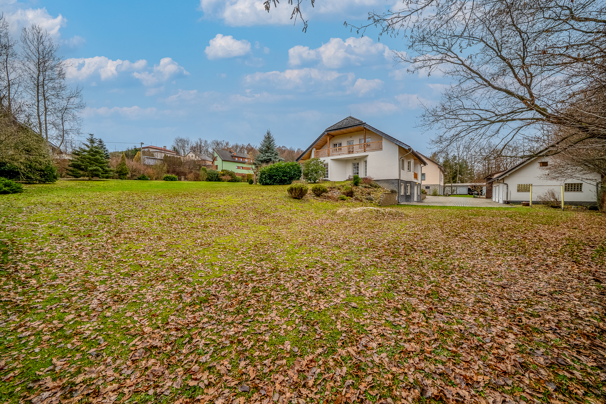 Vila Loket – trojgaráž a velký pozemek