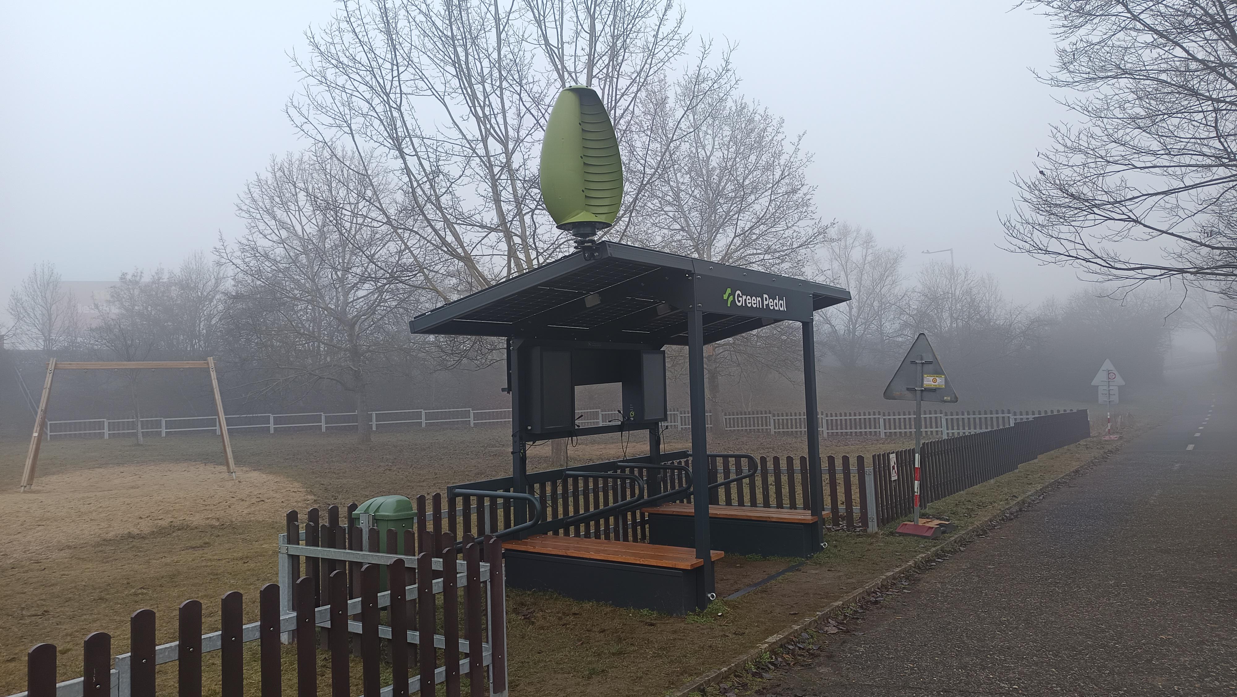 Dobíjecí stanice pro elektrokola Na Mlejnku foto 2