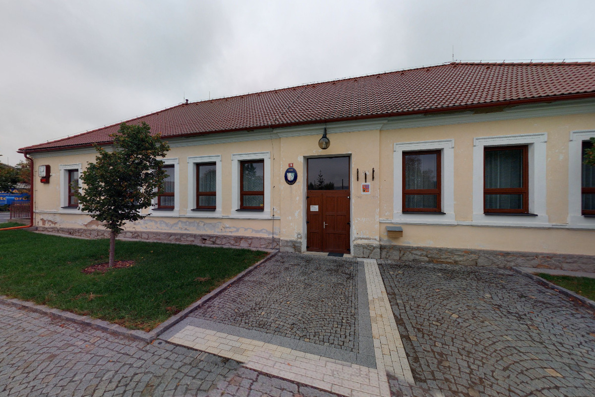 Dubenec - obecní úřad foto 2