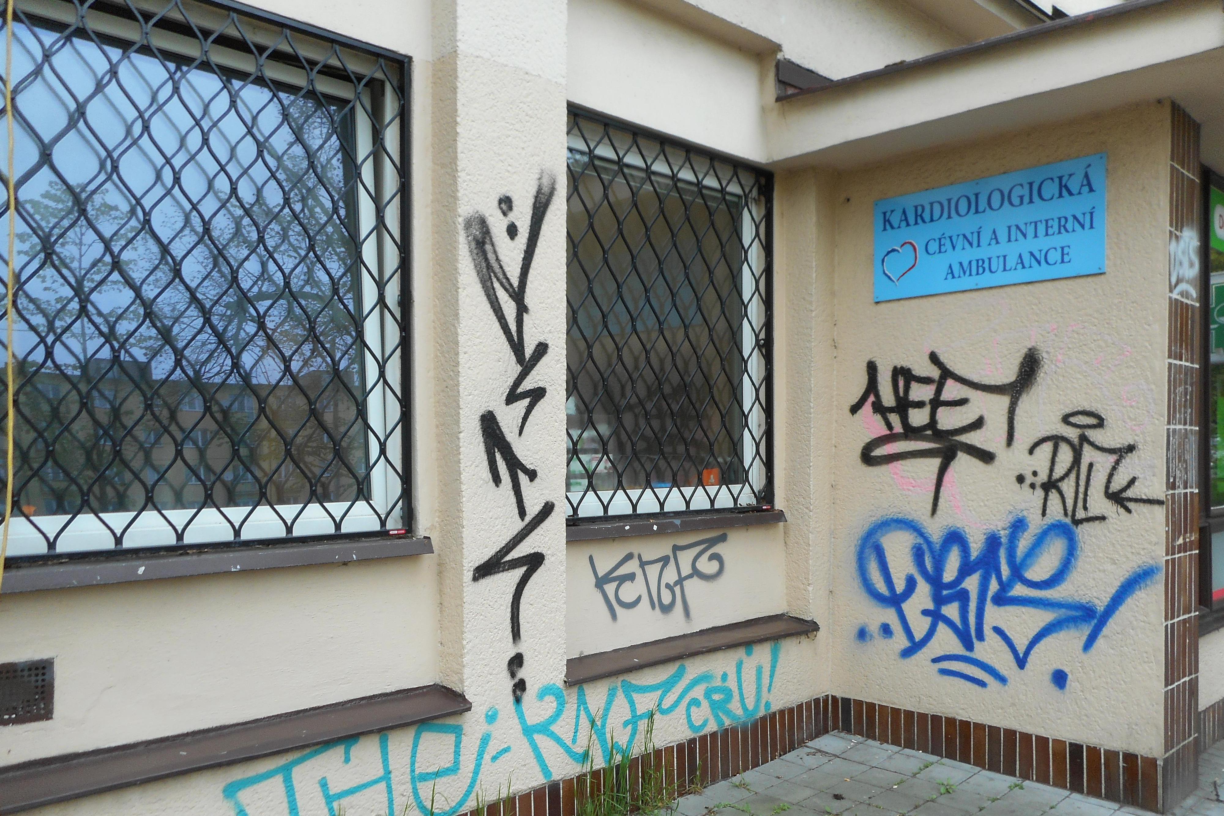 Odstranění graffiti z keramických kachlí a dveří