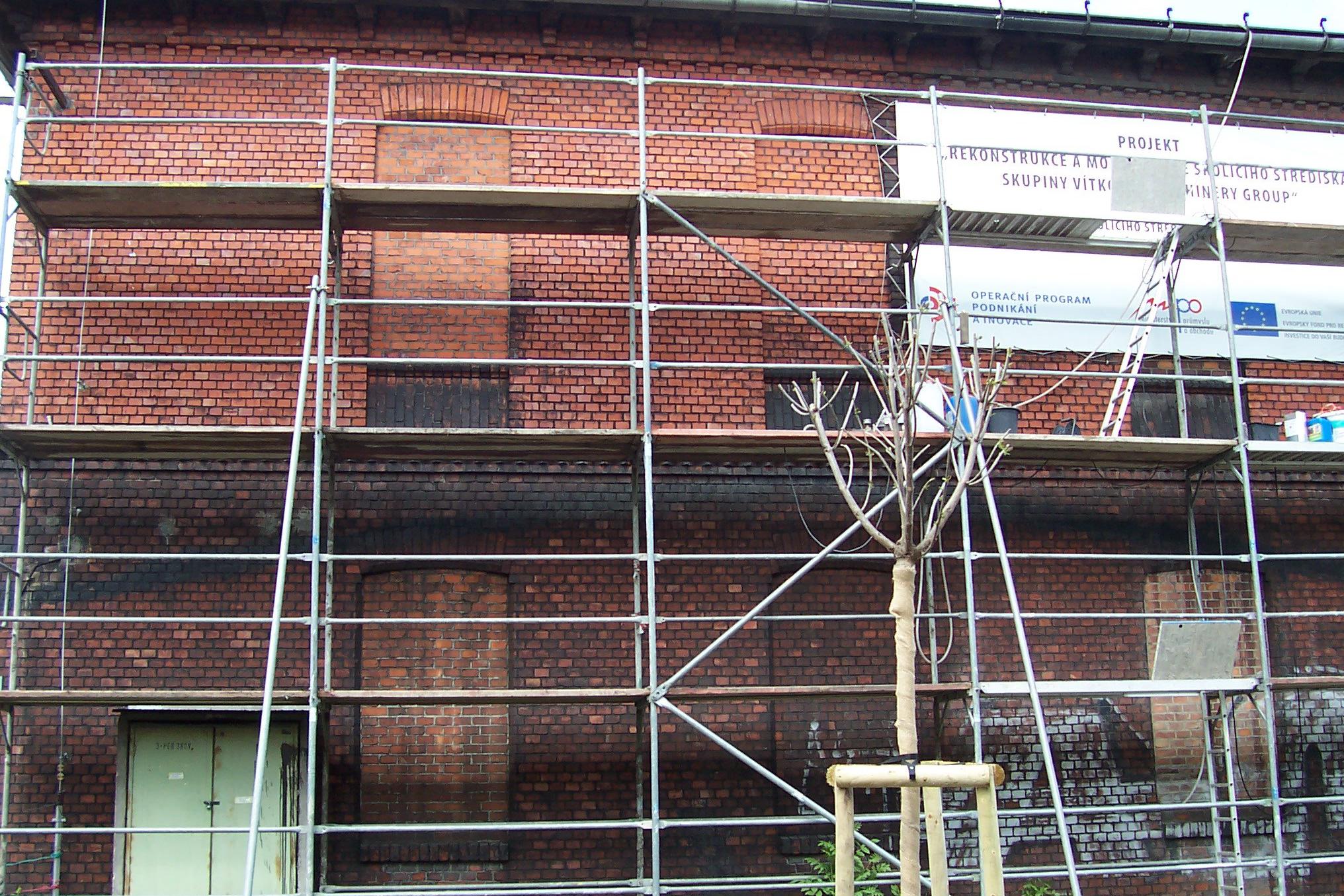 Extrémně znečištěná fasáda z červených cihel