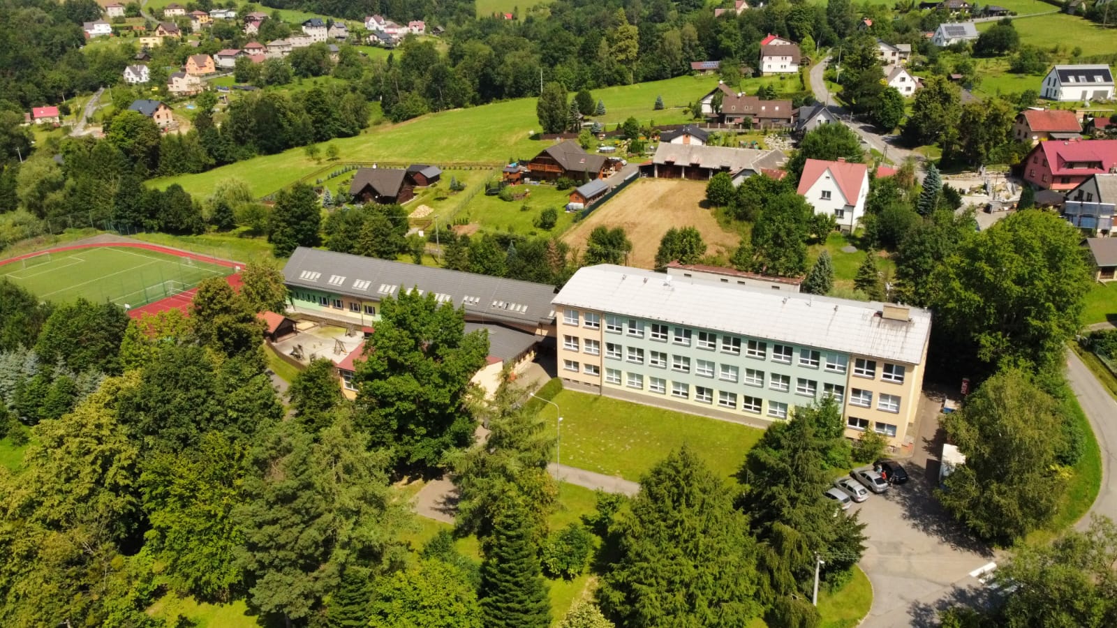 Základní škola a mateřská škola Nýdek, příspěvková organizace foto 2