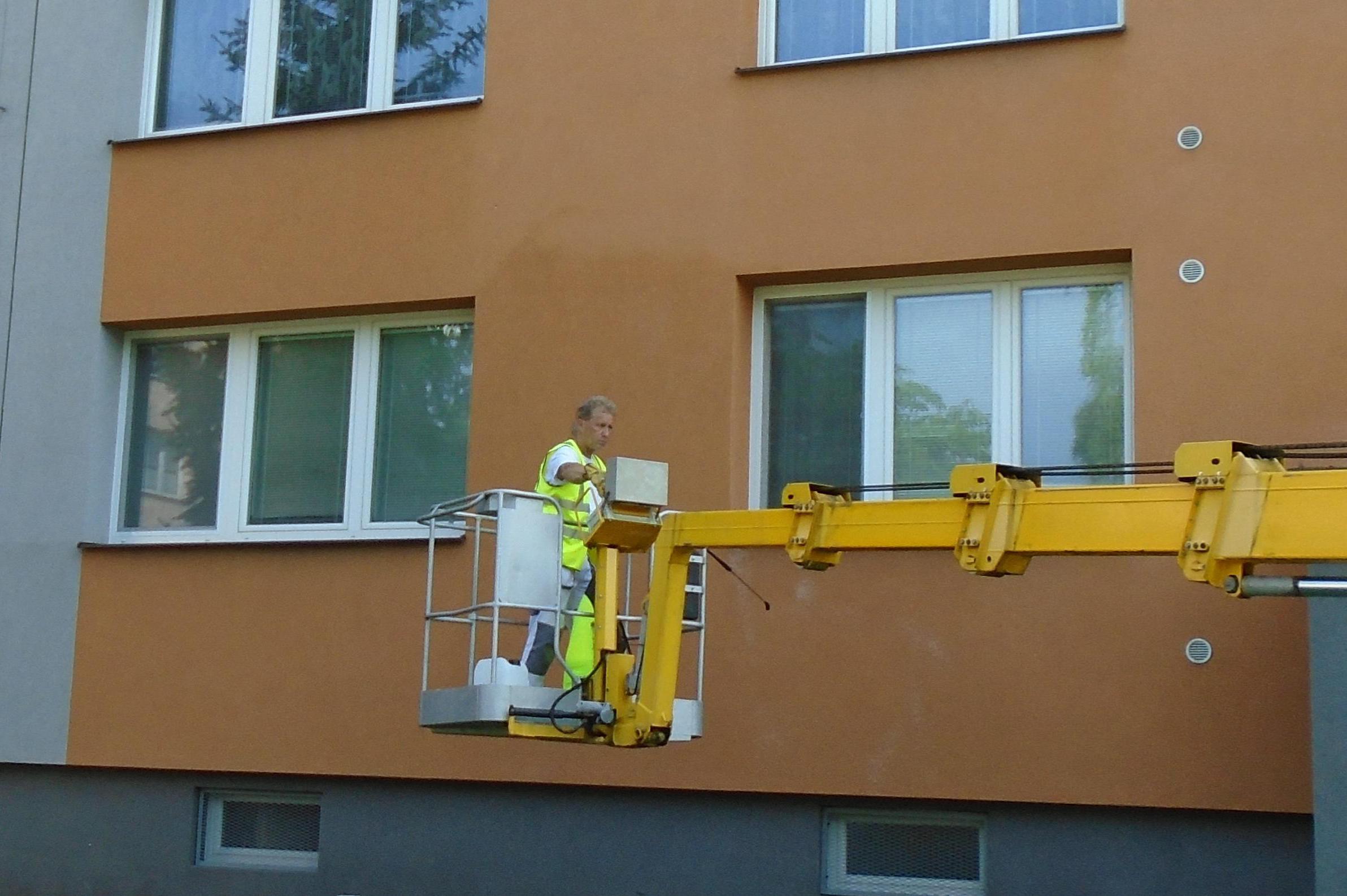 Čištění omítky od plísní a řas