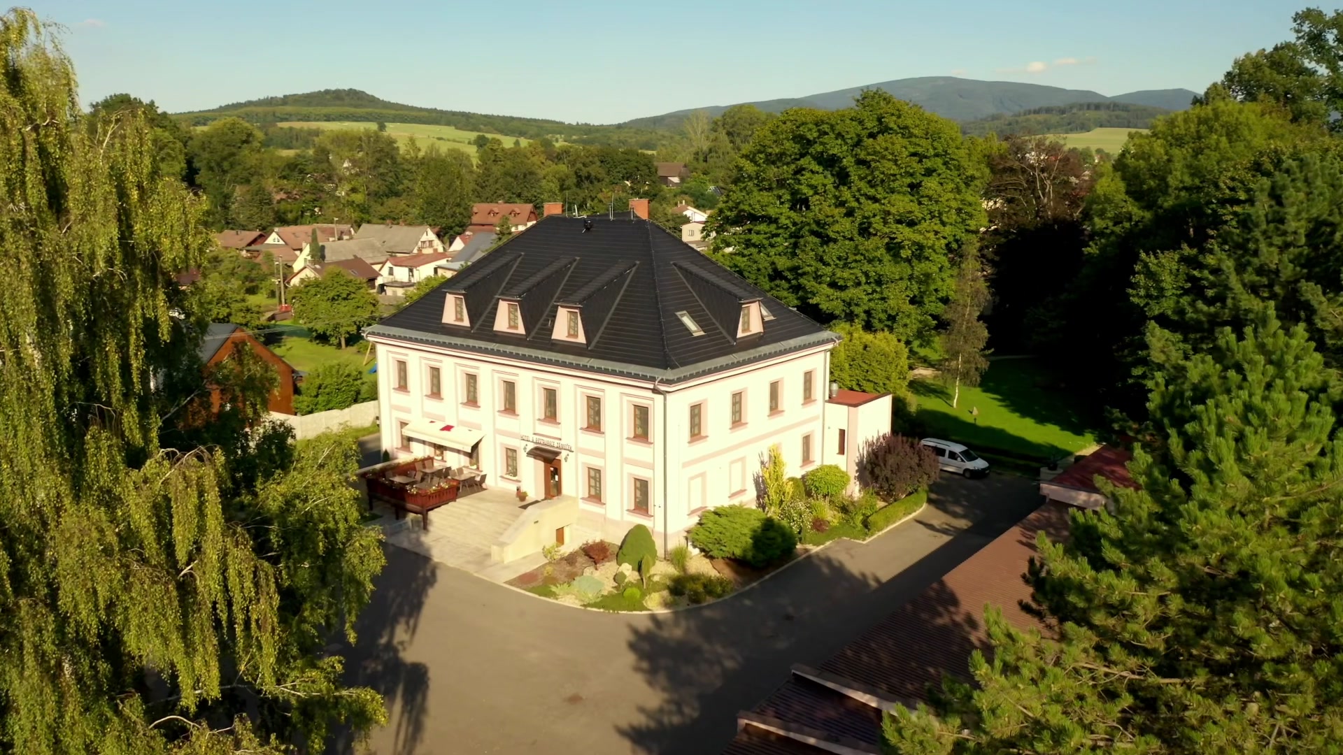 Hotel Zámeček Raspenava foto 2 (náhled videa)