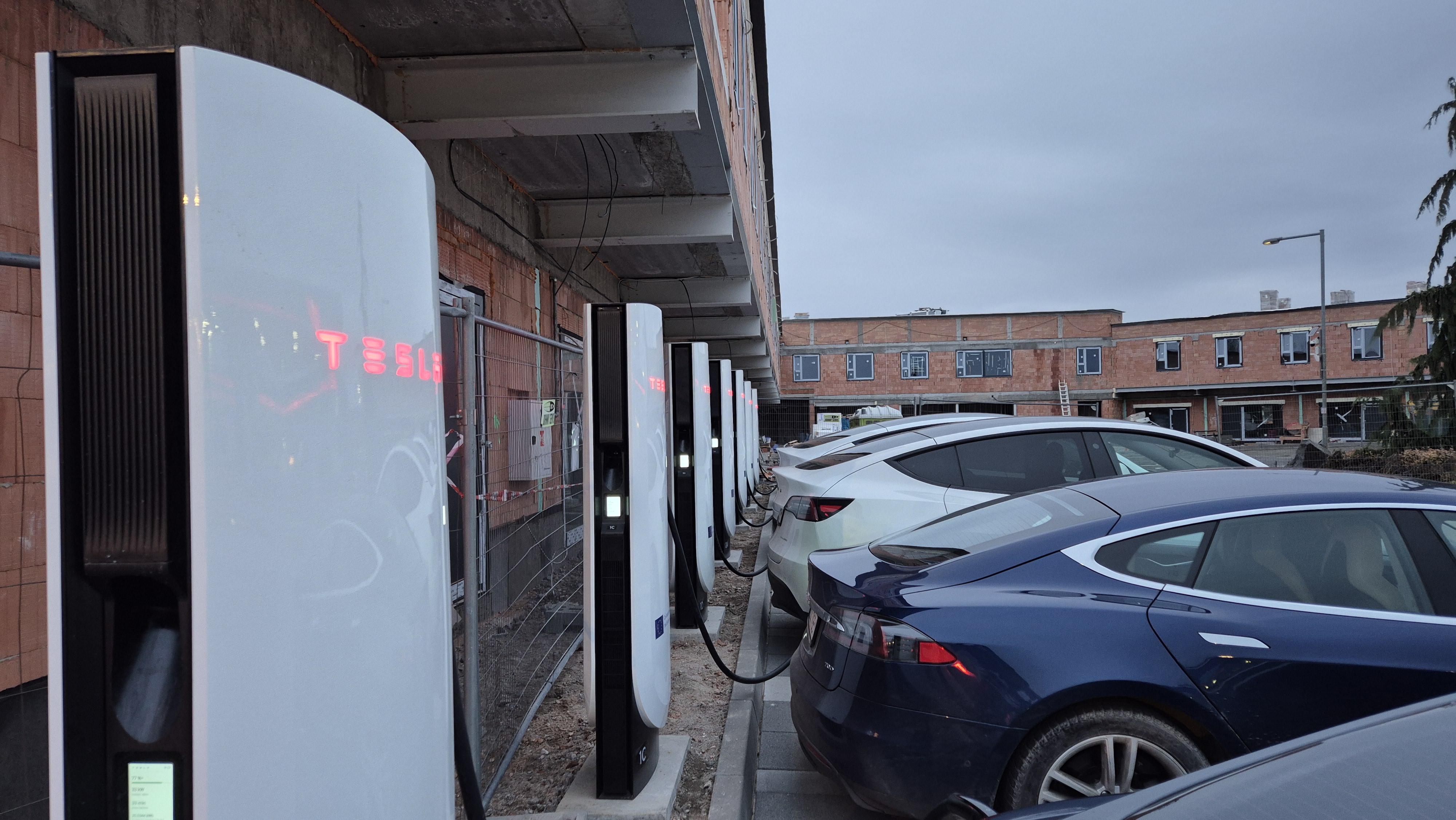 Nabíjecí stanice Tesla supercharger foto 6