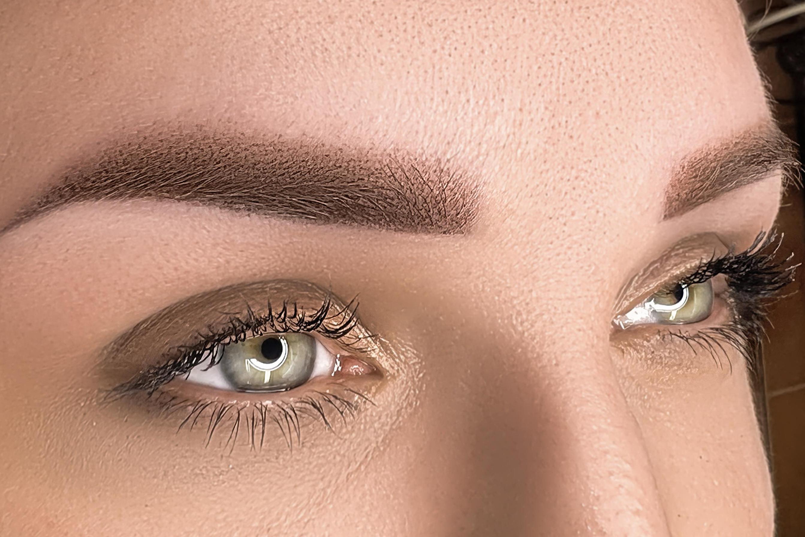 Vláskování obočí chloupky