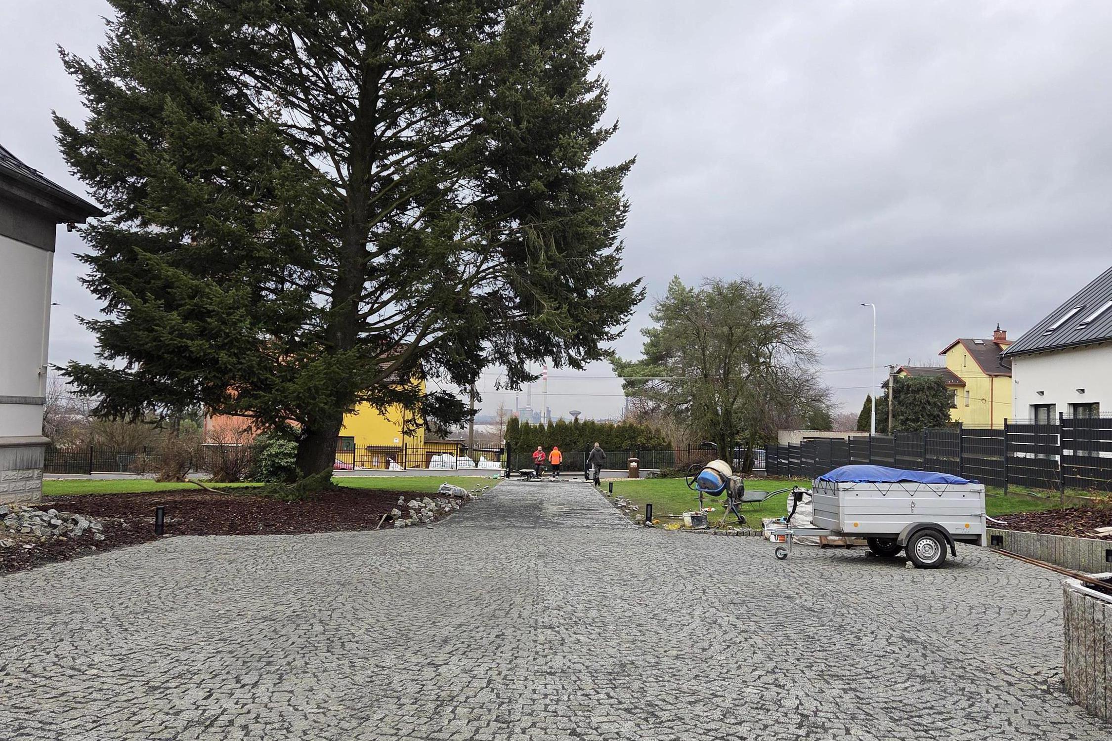 Tomáš Žiga - pokládka dlažby