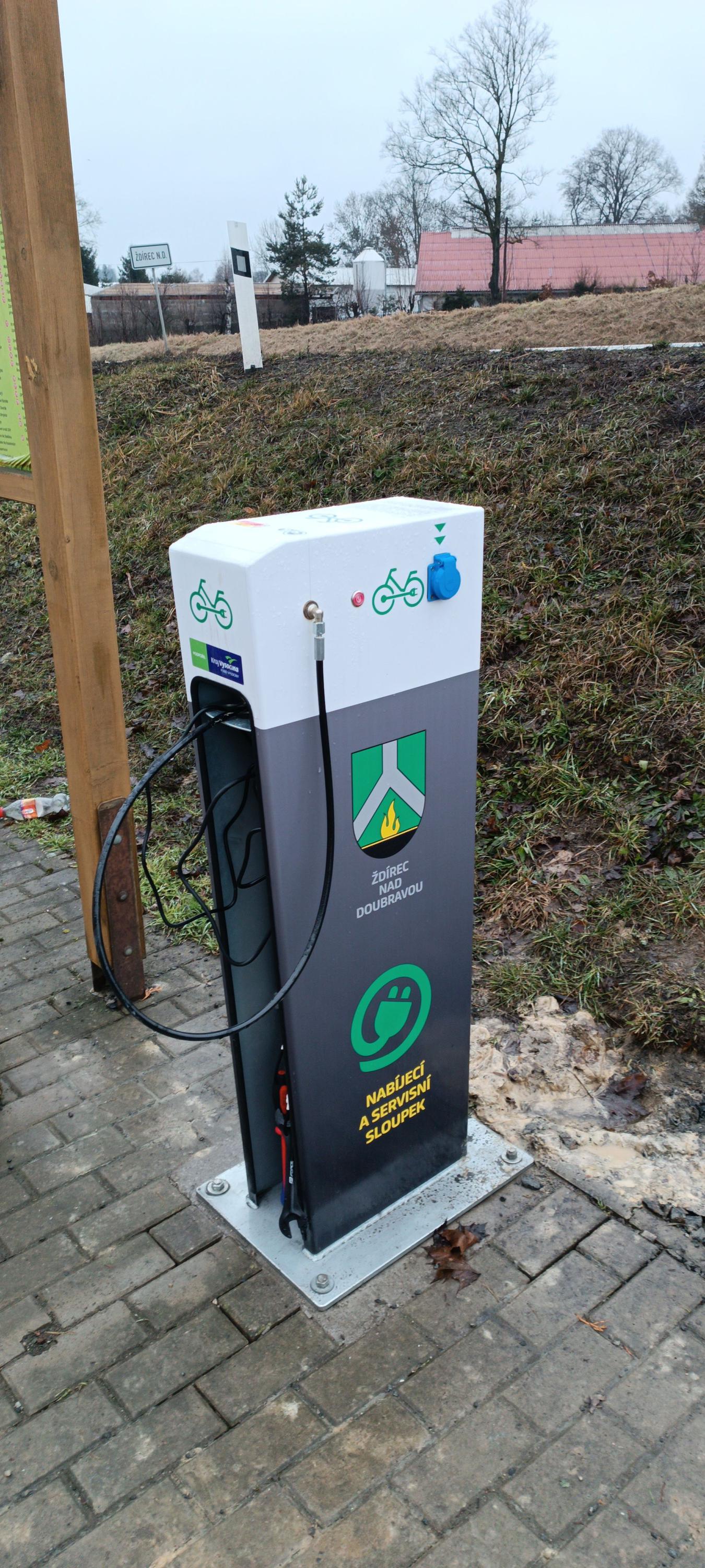 Nabíjecí stanice pro elektrokola a servisní stojan na mobily foto 3