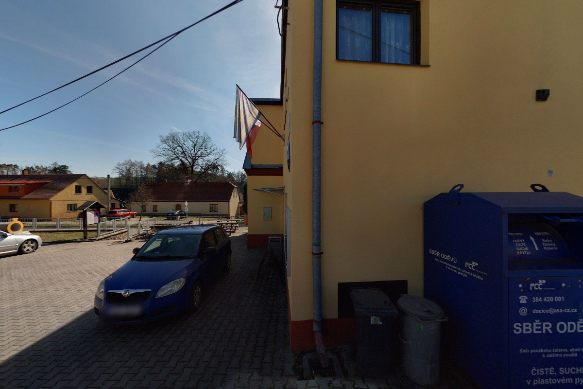 Dvorce - obecní úřad foto 2