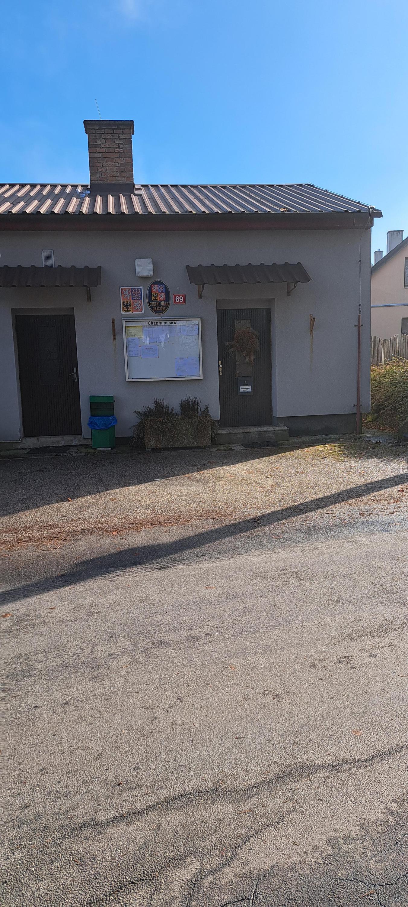 Dražičky - obecní úřad foto 2