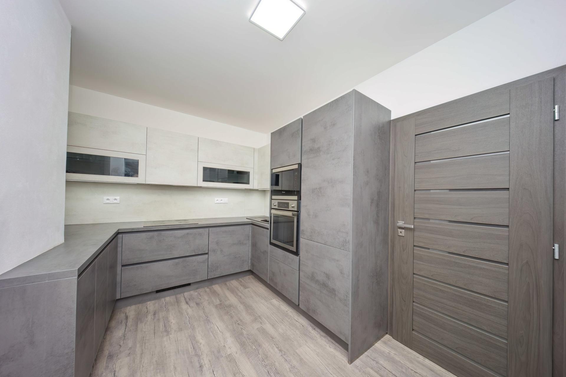 Kompletně rekonstruovaný byt s šatnou i parkováním