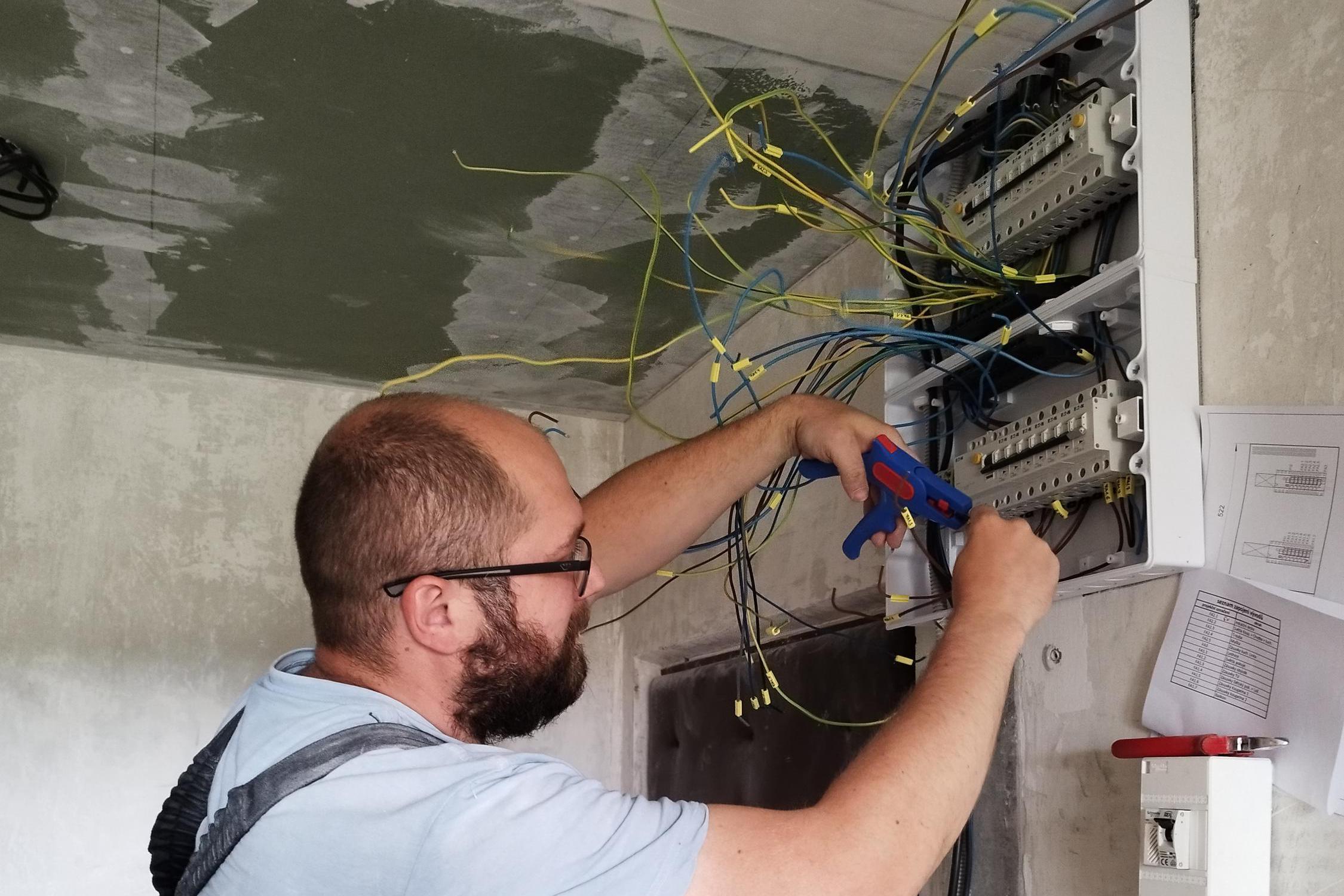 Radek Šesták - elektrikář