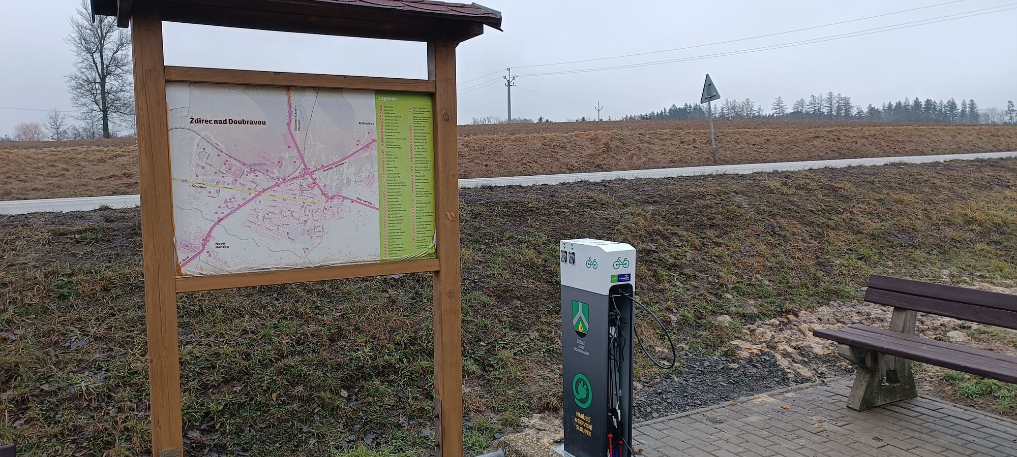 Nabíjecí stanice pro elektrokola a servisní stojan na mobily foto 2