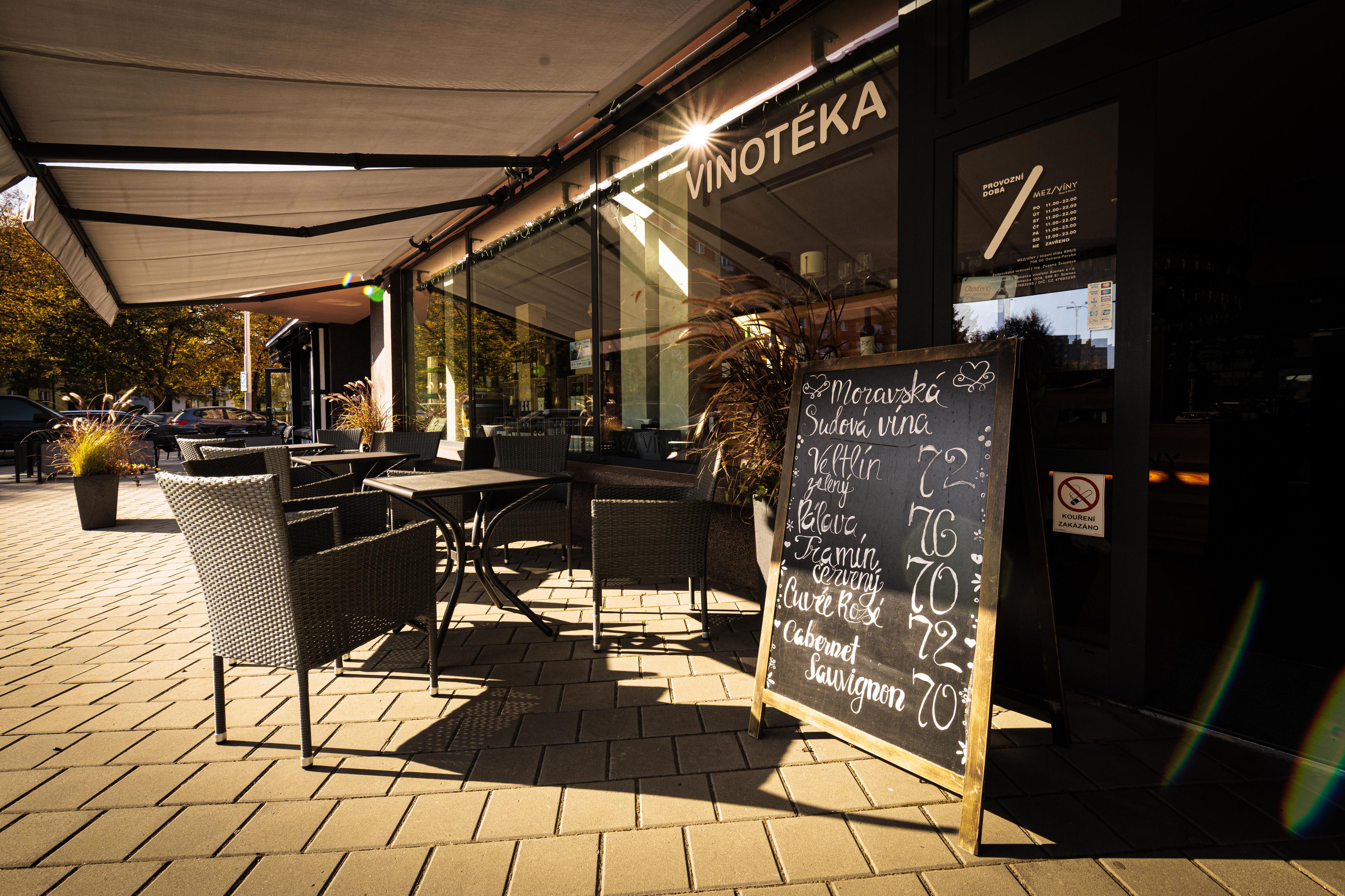 MEZI VÍNY - wine bar & shop foto 3